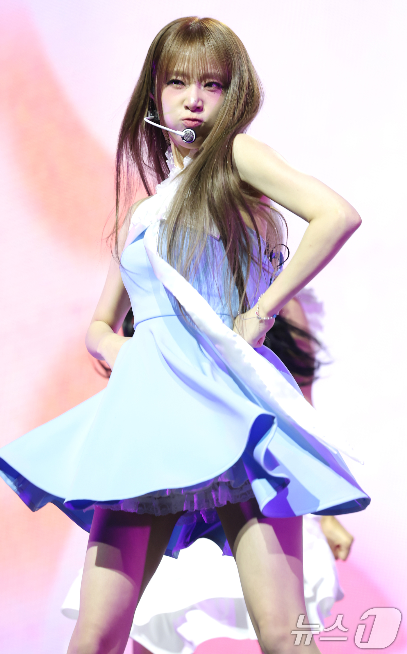 (서울=뉴스1) 권현진 기자 = 가수 최예나가 29일 오후 서울 용산구 블루스퀘어에서 가진 미니 4집 '블루밍 윙스'(Blooming Wings) 쇼케이스에서 신곡 ‘착하다는 말이 …