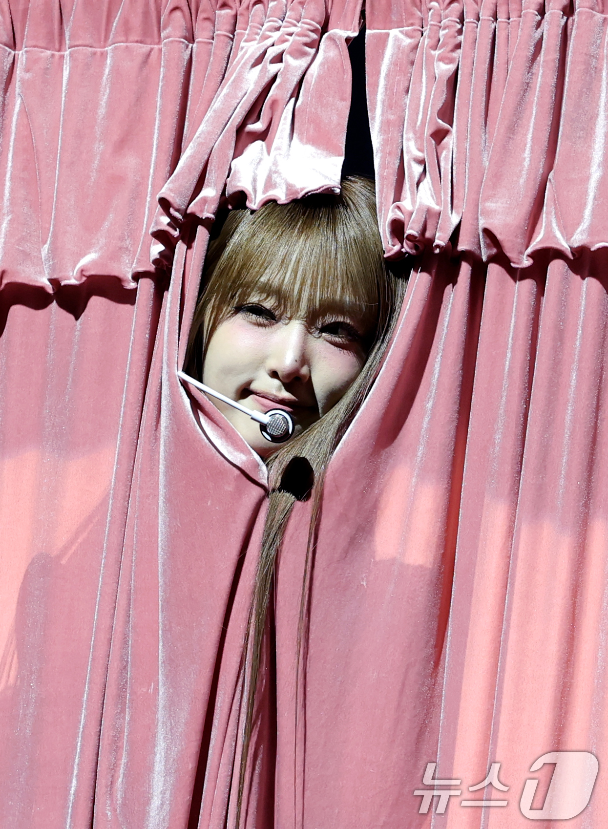 (서울=뉴스1) 권현진 기자 = 가수 최예나가 29일 오후 서울 용산구 블루스퀘어에서 가진 미니 4집 '블루밍 윙스'(Blooming Wings) 쇼케이스에서 신곡 ‘착하다는 말이 …