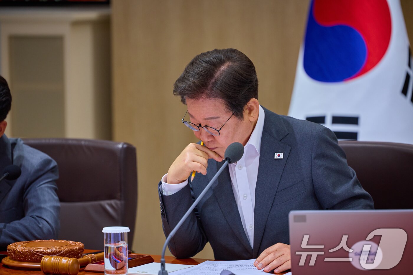 본문 이미지 - 이재명 대통령이 29일 서울 용산 대통령실 청사에서 열린 국무회의에서 생각에 잠겨 있다. &#40;대통령실 제공. 재판매 및 DB 금지&#41; 2025.7.29/뉴스1 ⓒ News1 허경 기자