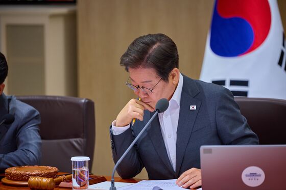 '조국 사면' 李대통령 지지율 출렁…'민생·트럼프' 국면전환 채비