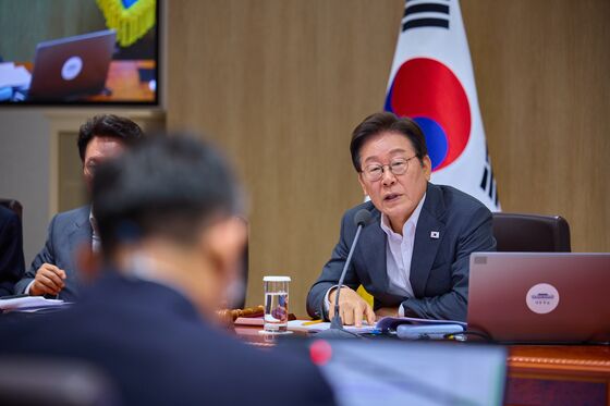 李대통령, 법무부에 "가짜뉴스 유튜버, 징벌적 배상 검토하라"