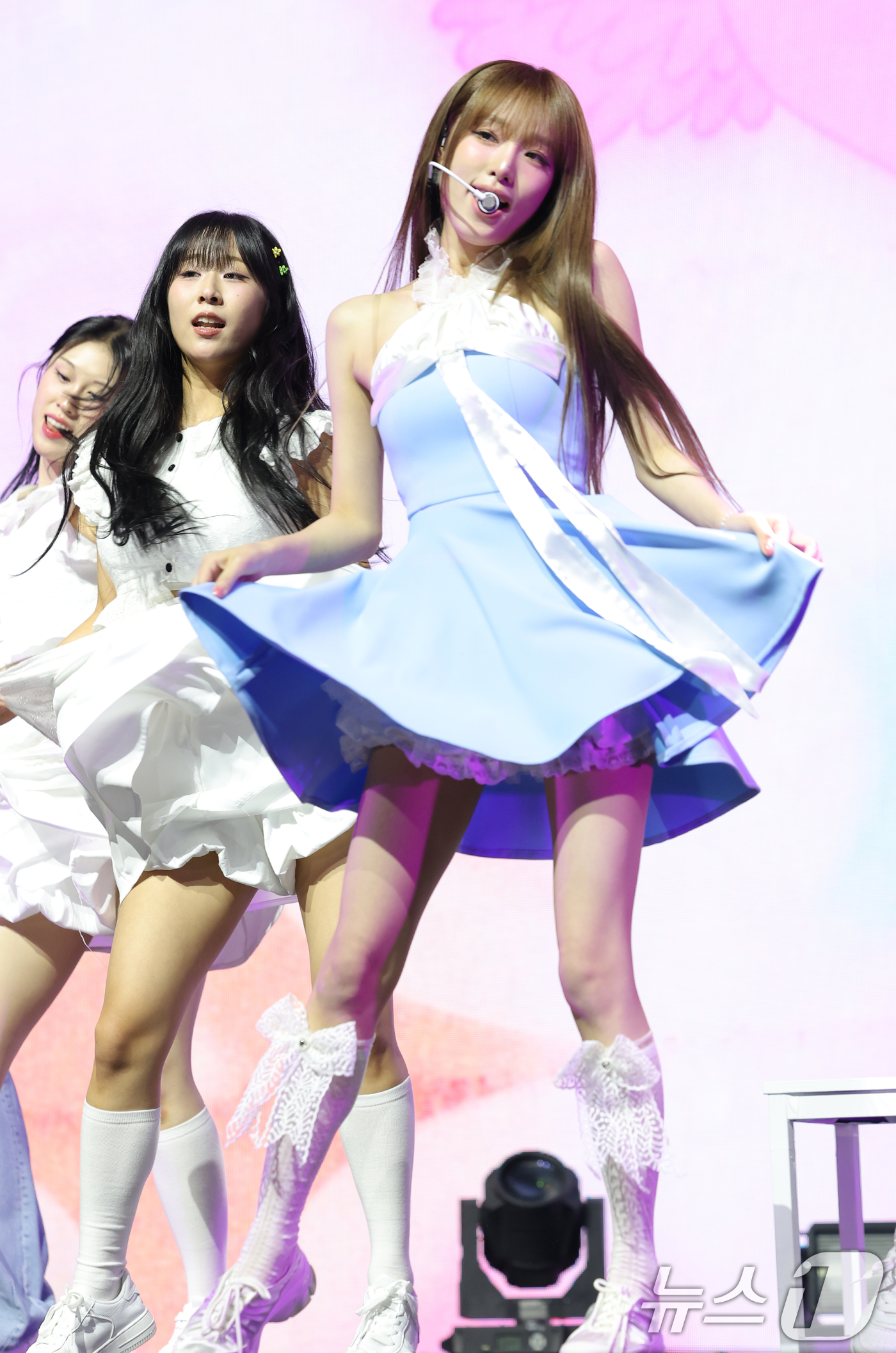 (서울=뉴스1) 권현진 기자 = 가수 최예나가 29일 오후 서울 용산구 블루스퀘어에서 가진 미니 4집 '블루밍 윙스'(Blooming Wings) 쇼케이스에서 신곡 ‘착하다는 말이 …