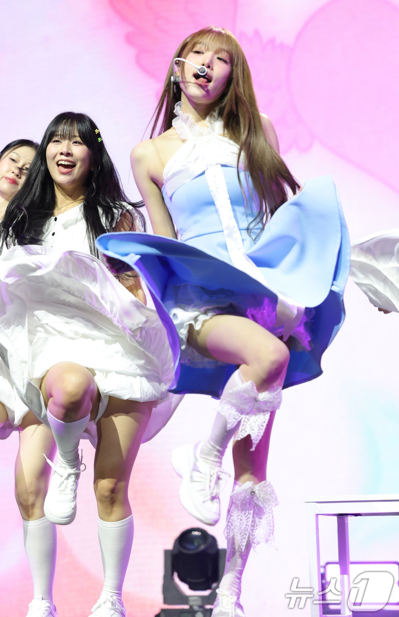 (서울=뉴스1) 권현진 기자 = 가수 최예나가 29일 오후 서울 용산구 블루스퀘어에서 가진 미니 4집 '블루밍 윙스'(Blooming Wings) 쇼케이스에서 신곡 ‘착하다는 말이 …