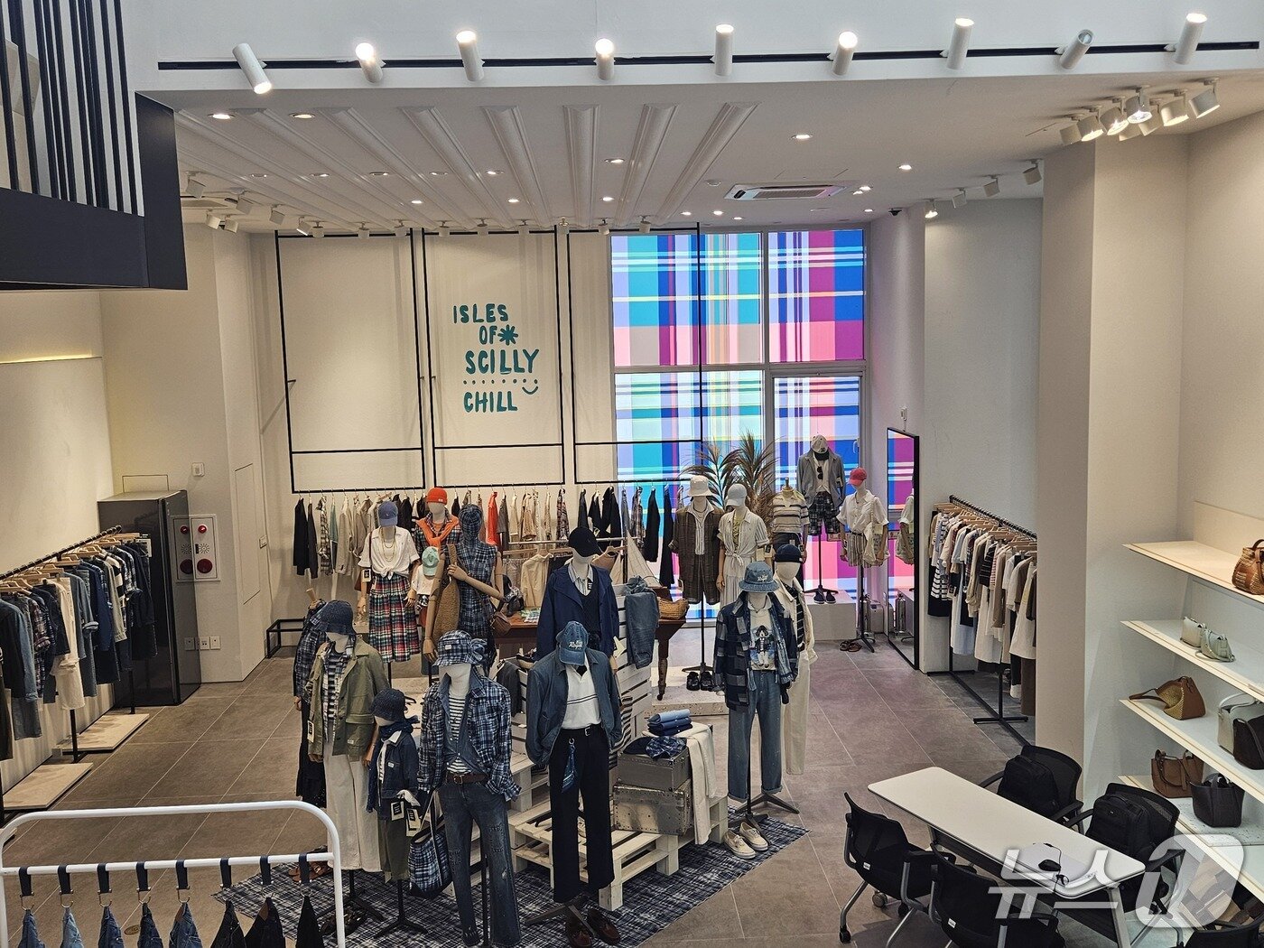 본문 이미지 - 명동 헤지스 플래그십 스토어 스페이스H 내부 모습.ⓒ 뉴스1/김진희 기자.