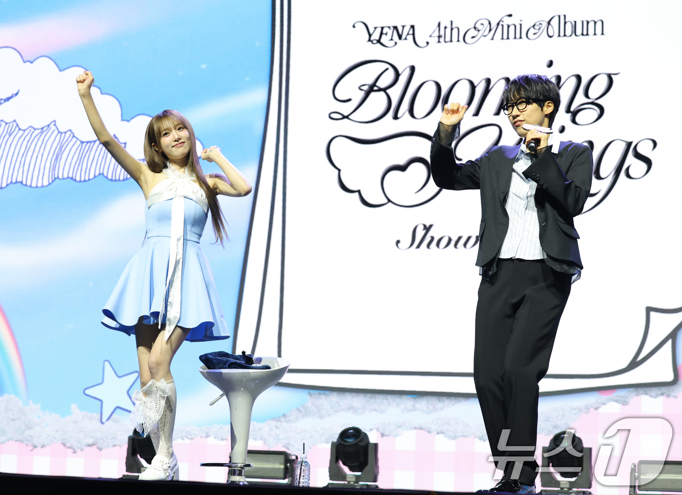 (서울=뉴스1) 권현진 기자 = 가수 최예나(왼쪽)가 29일 오후 서울 용산구 블루스퀘어에서 가진 미니 4집 '블루밍 윙스'(Blooming Wings) 쇼케이스에서 신곡 ‘착하다 …