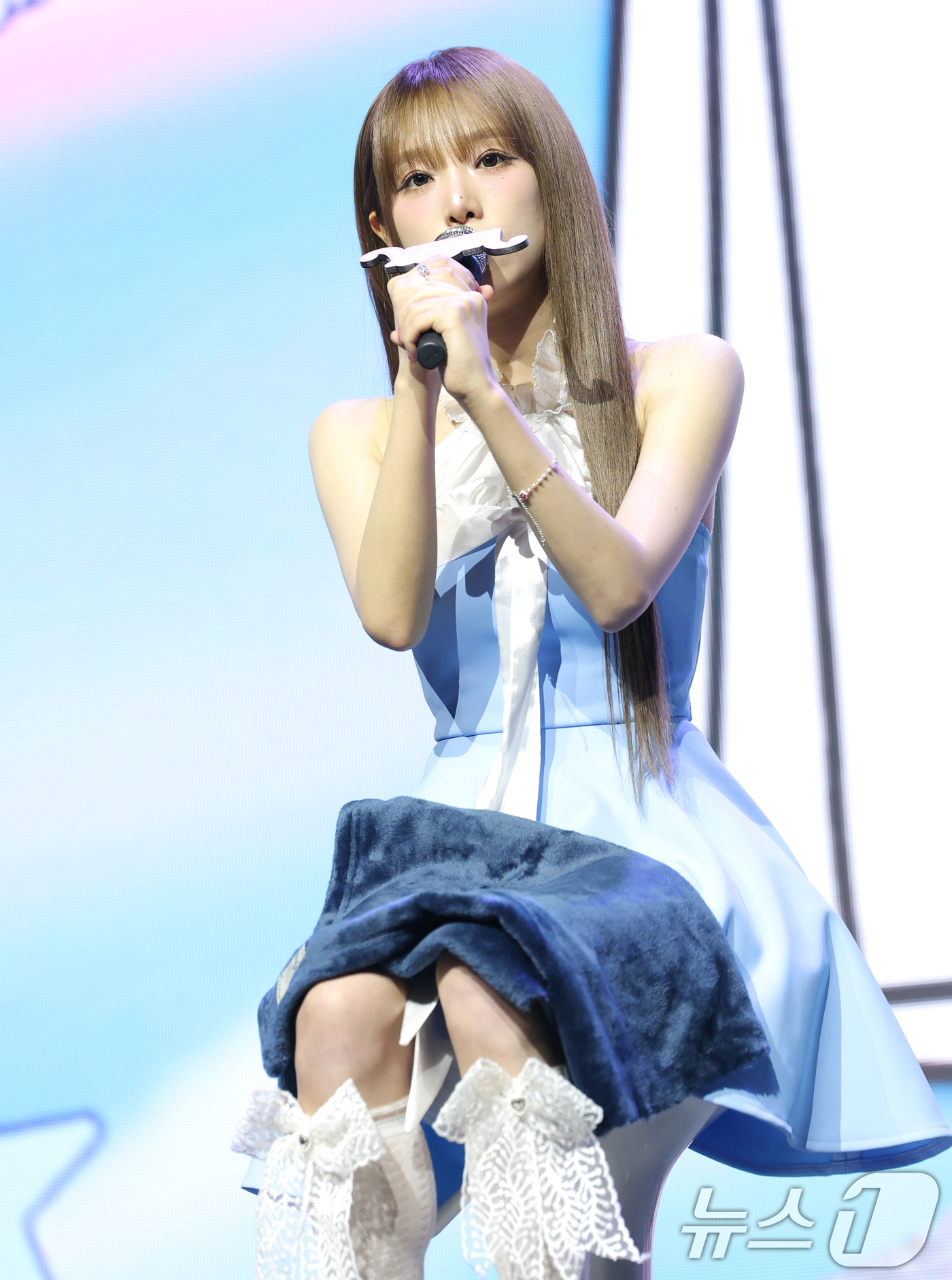 (서울=뉴스1) 권현진 기자 = 가수 최예나가 29일 오후 서울 용산구 블루스퀘어에서 가진 미니 4집 '블루밍 윙스'(Blooming Wings) 쇼케이스에서 취재진 질문에 답하고 …