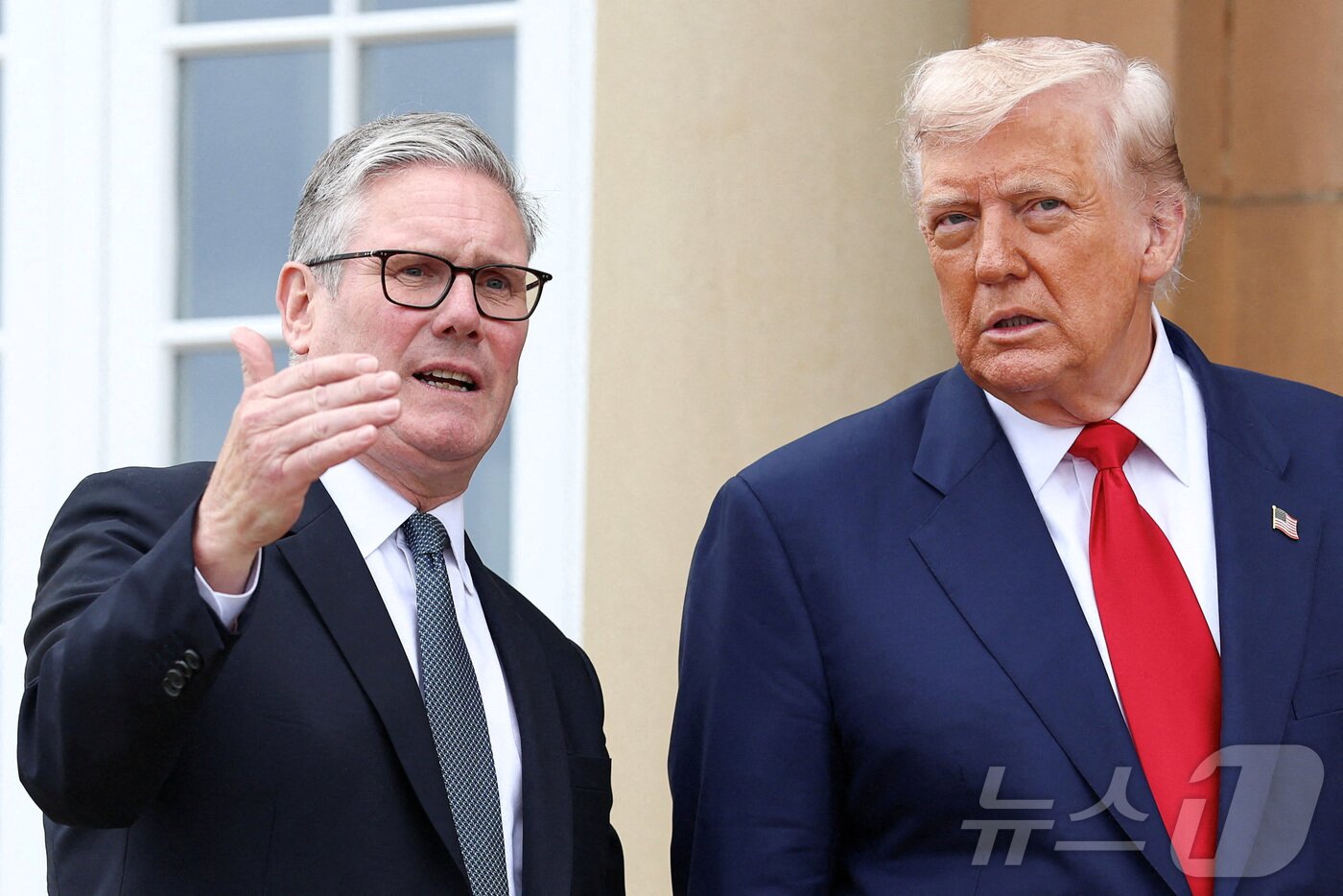 본문 이미지 - 키어 스타머 영국 총리(왼쪽)과 도널드 트럼프 미국 대통령이 지난 7월 28일(현지시간) 영국 스코틀랜드 턴베리 골프 리조트에서 회담했다. 2025.07.28 ⓒ 로이터=뉴스1 ⓒ News1 이지예 객원기자