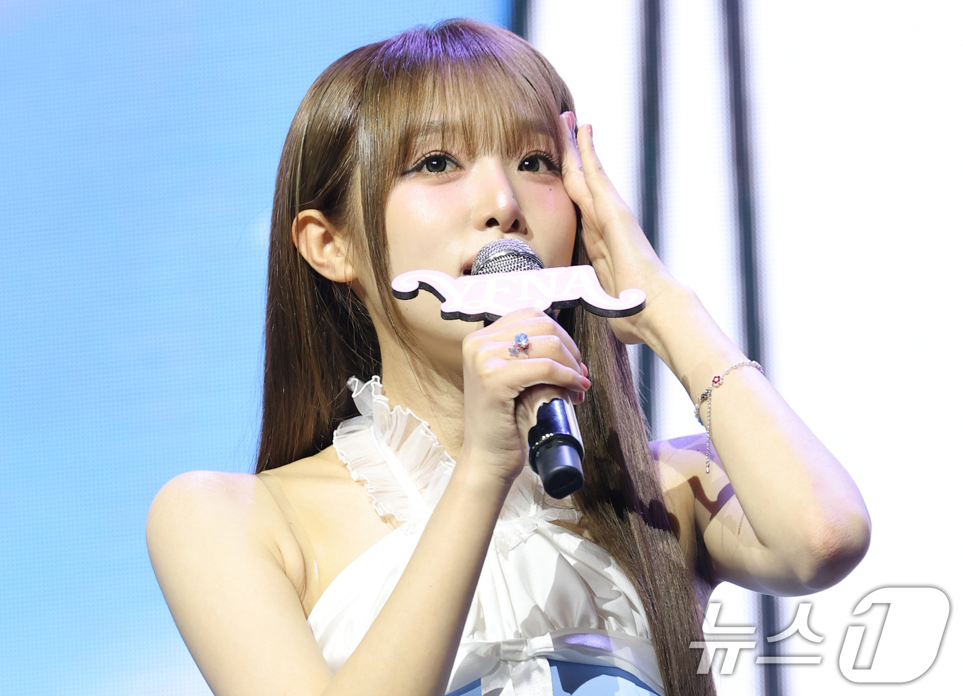 (서울=뉴스1) 권현진 기자 = 가수 최예나가 29일 오후 서울 용산구 블루스퀘어에서 가진 미니 4집 '블루밍 윙스'(Blooming Wings) 쇼케이스에서 수록곡 소개를 하고 …