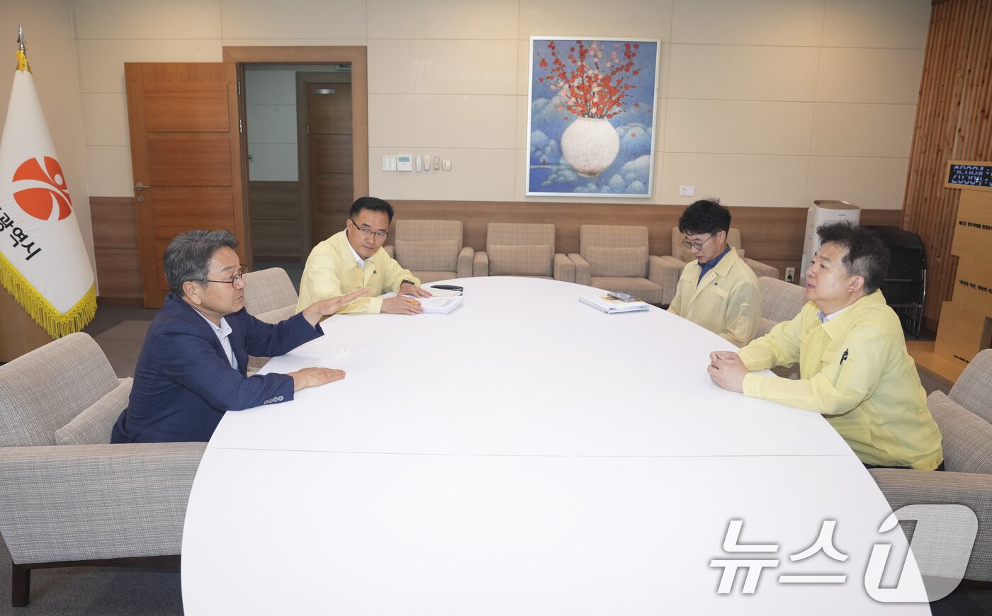 본문 이미지 - 강기정 광주시장이 29일 시청 접견실에서 김용균 행정안전부 안전정책실장과 이선무 중앙합동조사단 광주반장&#40;행안부 농축산해양재난대응과장&#41;을 만나 광주시 피해지역의 신속한 특별재난지역 지정과 국고 지원 필요성을 강조하고 있다.&#40;광주시 제공. 재판매 및 DB 금지&#41; 2025.7.29/뉴스1 