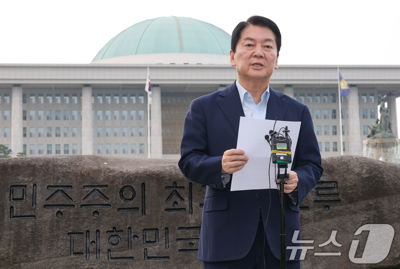 (서울=뉴스1) 이광호 기자 = 안철수 국민의힘 의원이 29일 오후 서울 여의도 국회에서 내란 특검 관련 및 당대표 출마 선언 기자회견을 하고 있다. 2025.7.29/뉴스1