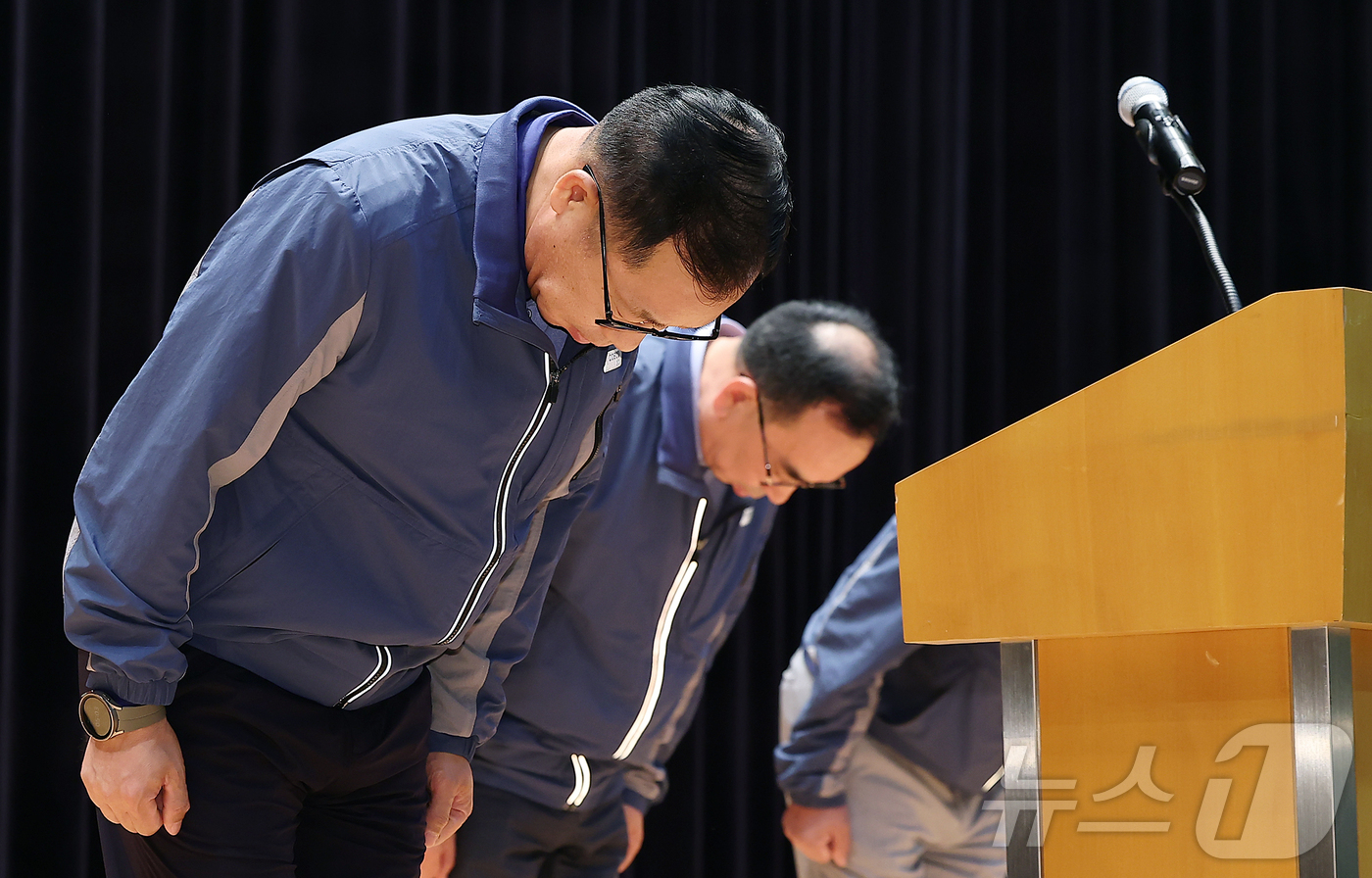 (인천=뉴스1) 김진환 기자 = 정희민 포스코이앤씨 대표이사가 29일 오후 인천 연수구 포스코이앤씨 송도사옥에서 고속국도 공사 현장 사망사고와 관련해 사과문을 발표 후 고개 숙여 …