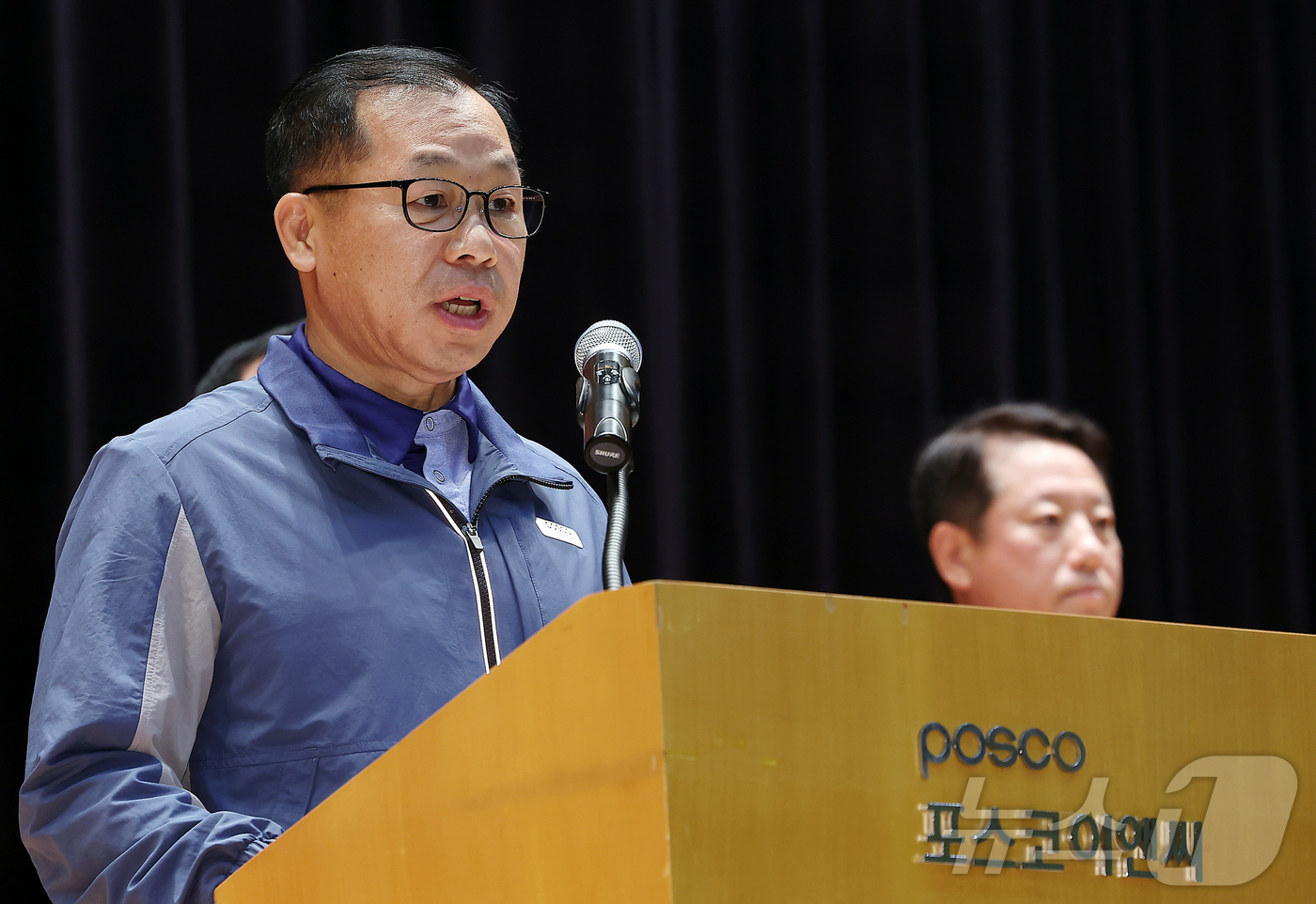 (인천=뉴스1) 김진환 기자 = 정희민 포스코이앤씨 대표이사가 29일 오후 인천 연수구 포스코이앤씨 송도사옥에서 고속국도 공사 현장 사망사고와 관련해 사과문을 발표하고 있다. 20 …