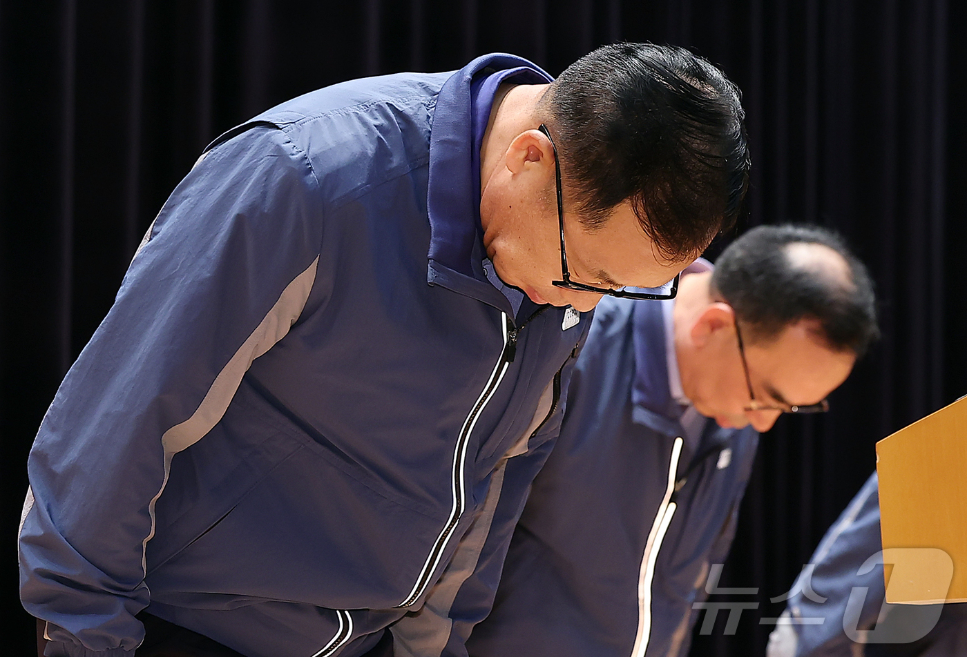 (인천=뉴스1) 김진환 기자 = 정희민 포스코이앤씨 대표이사가 29일 오후 인천 연수구 포스코이앤씨 송도사옥에서 고속국도 공사 현장 사망사고와 관련해 사과문을 발표 후 고개 숙여 …