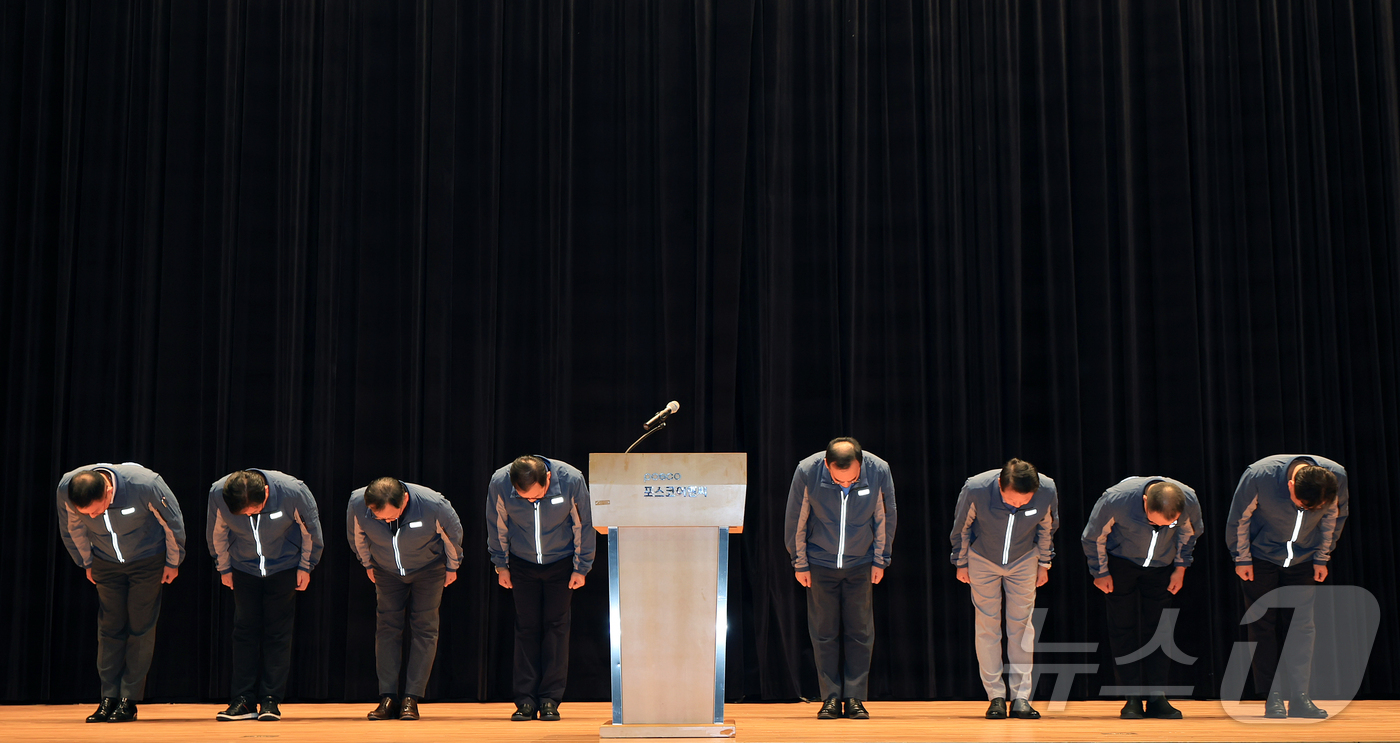 (인천=뉴스1) 김진환 기자 = 29일 오후 인천 연수구 포스코이앤씨 송도사옥에서 정희민 포스코이앤씨 대표이사를 비롯한 관계자들이 고속국도 공사 현장 사망사고 관련해 사과문 발표에 …