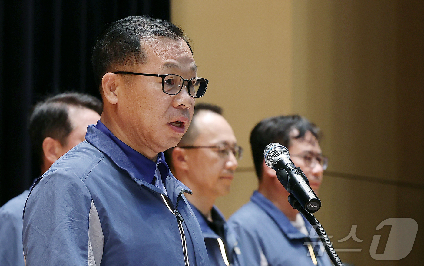 (인천=뉴스1) 김진환 기자 = 정희민 포스코이앤씨 대표이사가 29일 오후 인천 연수구 포스코이앤씨 송도사옥에서 고속국도 공사 현장 사망사고와 관련해 사과문을 발표하고 있다. 20 …