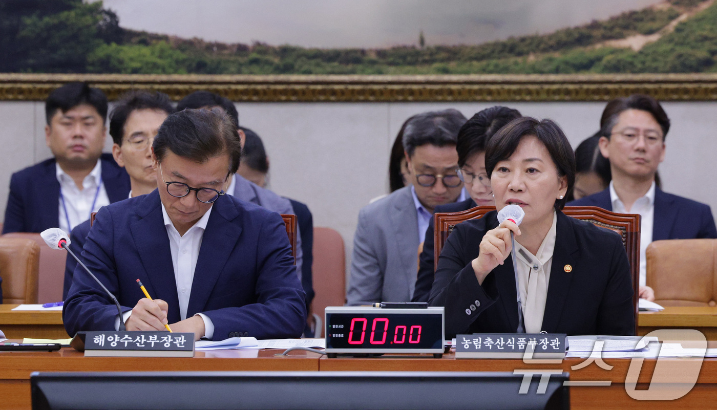 (서울=뉴스1) 신웅수 기자 = 송미령 농림축산식품부 장관이 29일 오후 서울 여의도 국회에서 열린 농해수위 전체회의에서 발언하고 있다.농해수위는 이날 양곡관리법과 농수산물 유통 …