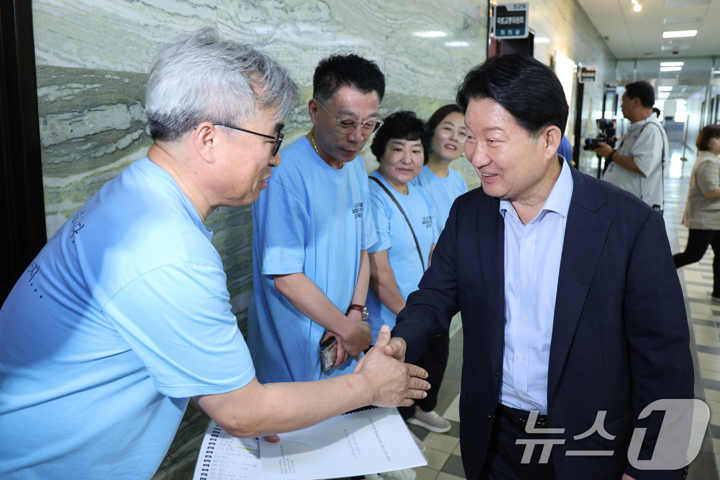 (서울=뉴스1) 신웅수 기자 = 권영진 국민의힘 의원이 29일 오전 서울 여의도 국회 국토교통위원회에서 열린 김윤덕 국토교통부 장관 후보자 인사 청문회에 참석하며 제주항공 여객기 …