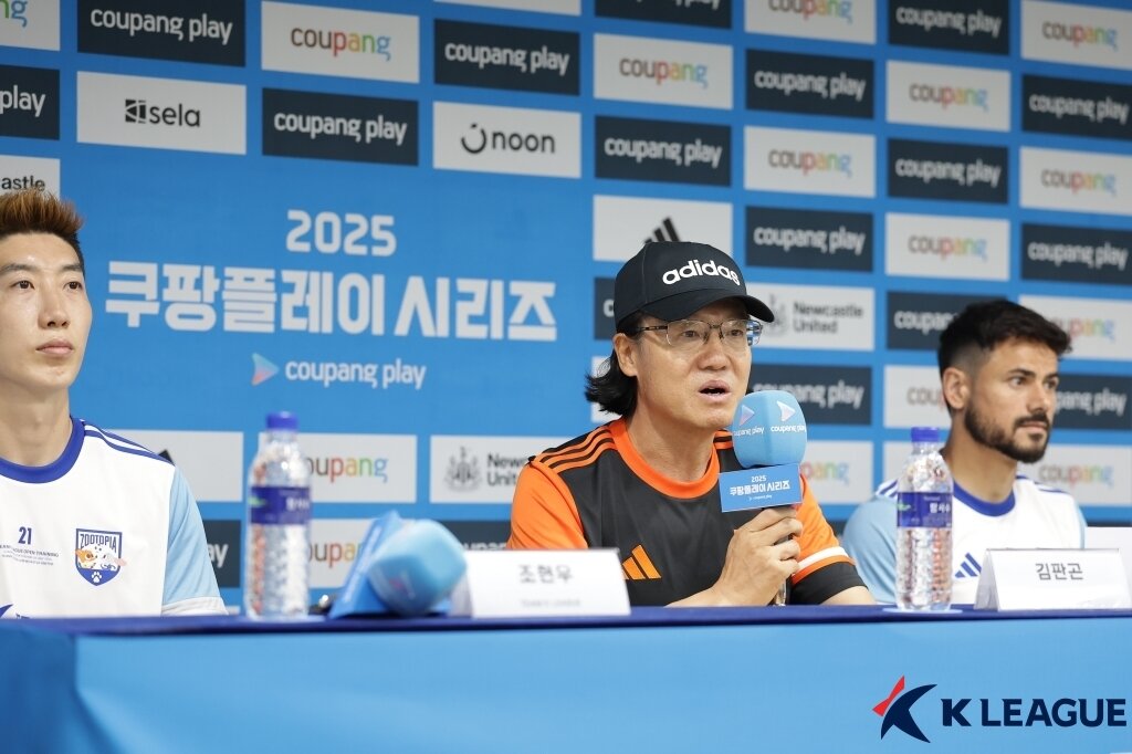 본문 이미지 - 기자회견 중인 김판곤 팀 K리그 감독&#40;한국프로축구연맹 제공&#41; 