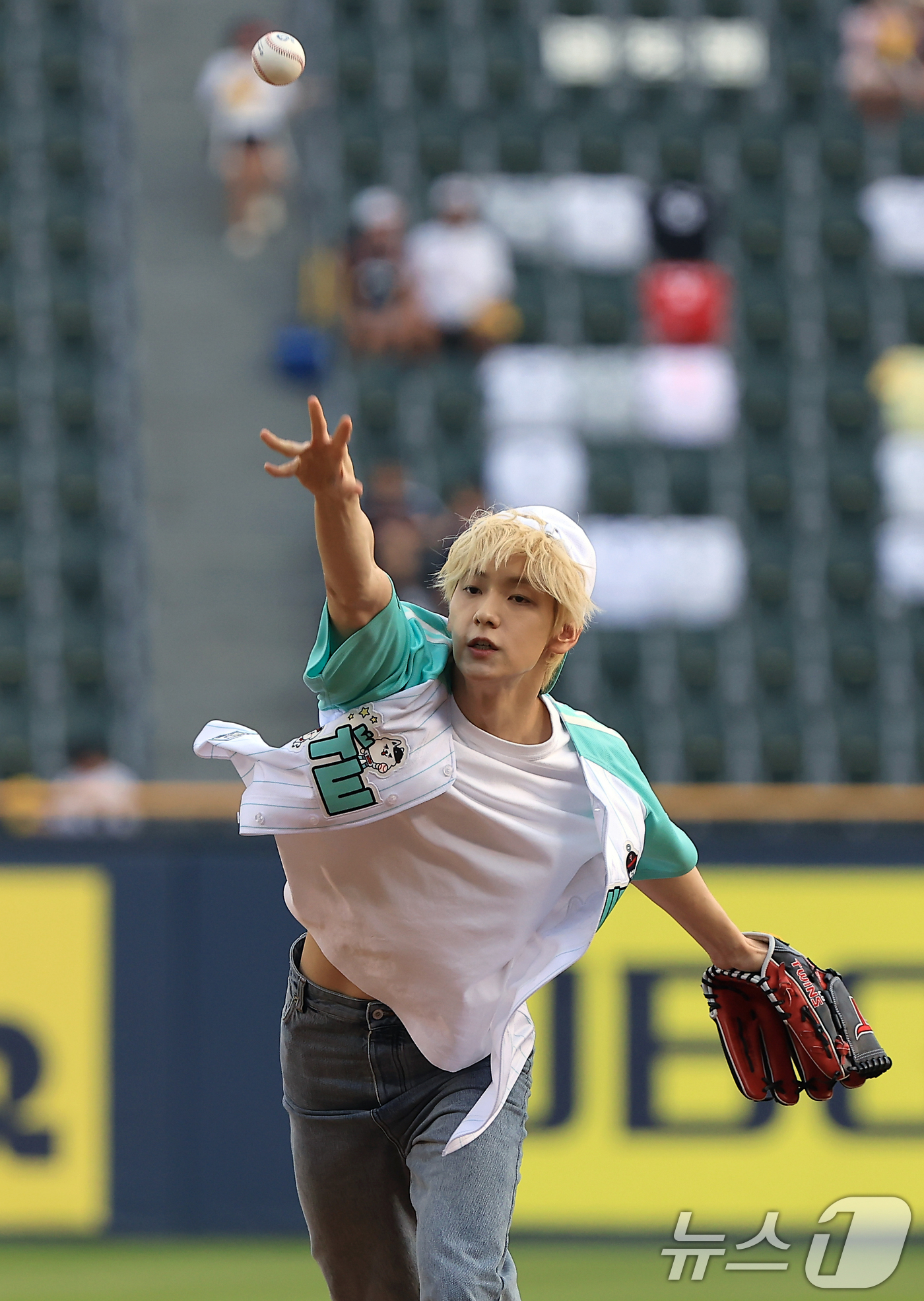 (서울=뉴스1) 박정호 기자 = 투모로우바이투게더 수빈이 29일 오후 서울 송파구 잠실야구장에서 열린 프로야구 '2025 신한 SOL뱅크 KBO 리그' KT 위즈와 LG 트윈스의 …