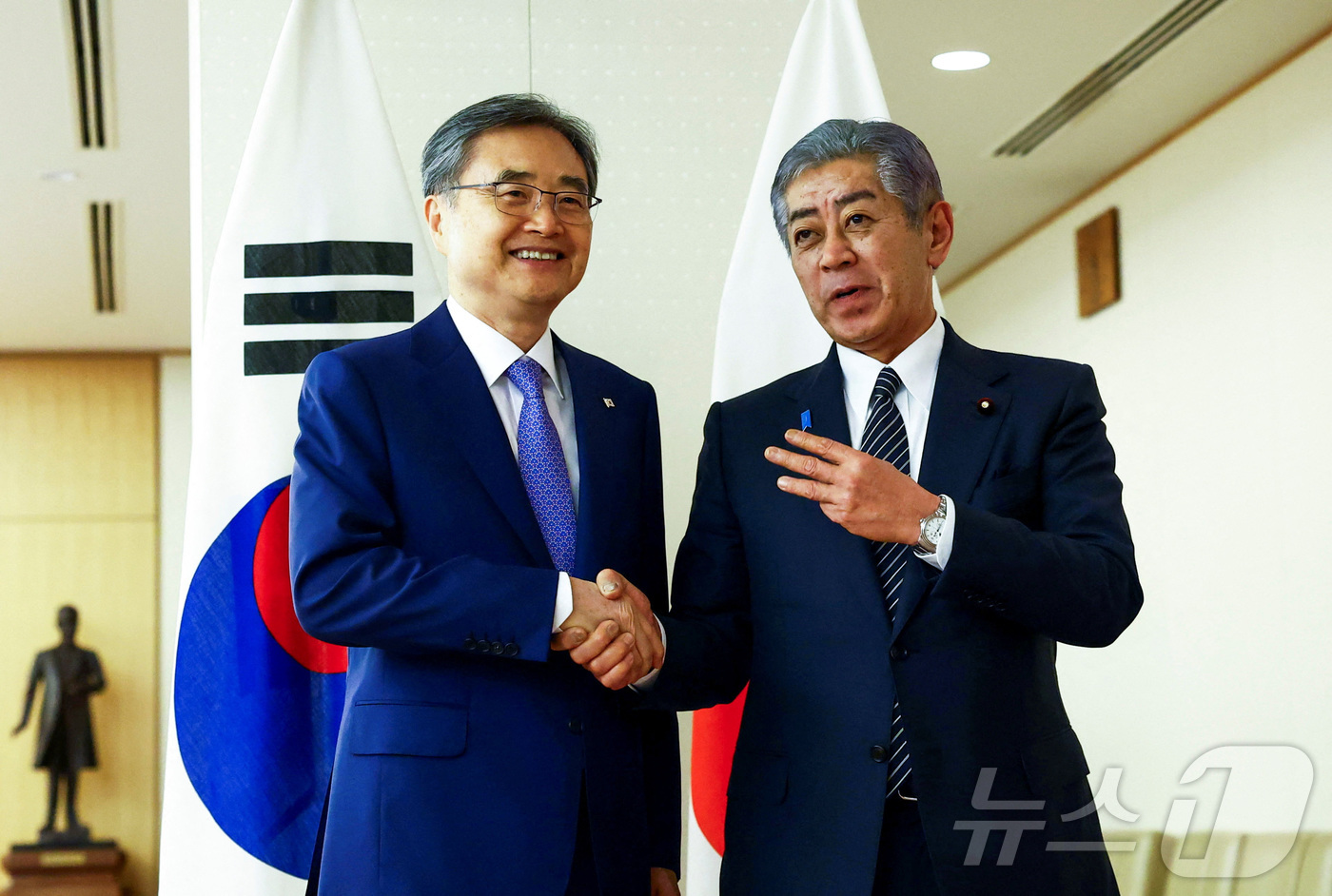 (로이터=뉴스1) 황기선 기자 = 조현 외교부장관이 29일(현지시간) 일본 도쿄 외무성에서 열린 한일 외교장관 회담을 위해 이와야 다케시 일본 외무상과 악수를 나누고 있다.ⓒ 로이 …