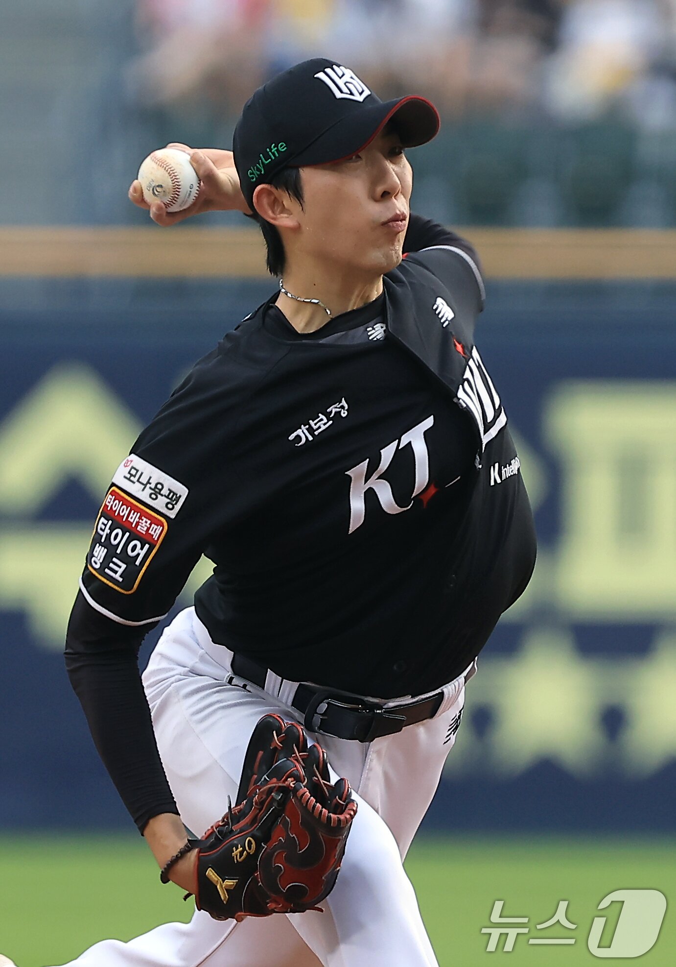 본문 이미지 - KT 선발 오원석이 29일 오후 서울 송파구 잠실야구장에서 열린 프로야구 &#39;2025 신한 SOL뱅크 KBO 리그&#39; KT 위즈와 LG 트윈스의 경기에서 역투하고 있다. 2025.7.29/뉴스1 ⓒ News1 박정호 기자
