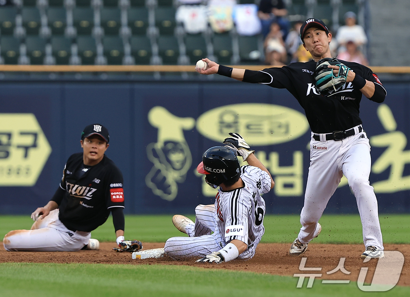 (서울=뉴스1) 박정호 기자 = 29일 오후 서울 송파구 잠실야구장에서 열린 프로야구 '2025 신한 SOL뱅크 KBO 리그' KT 위즈와 LG 트윈스의 경기에서 2회말 무사 주자 …