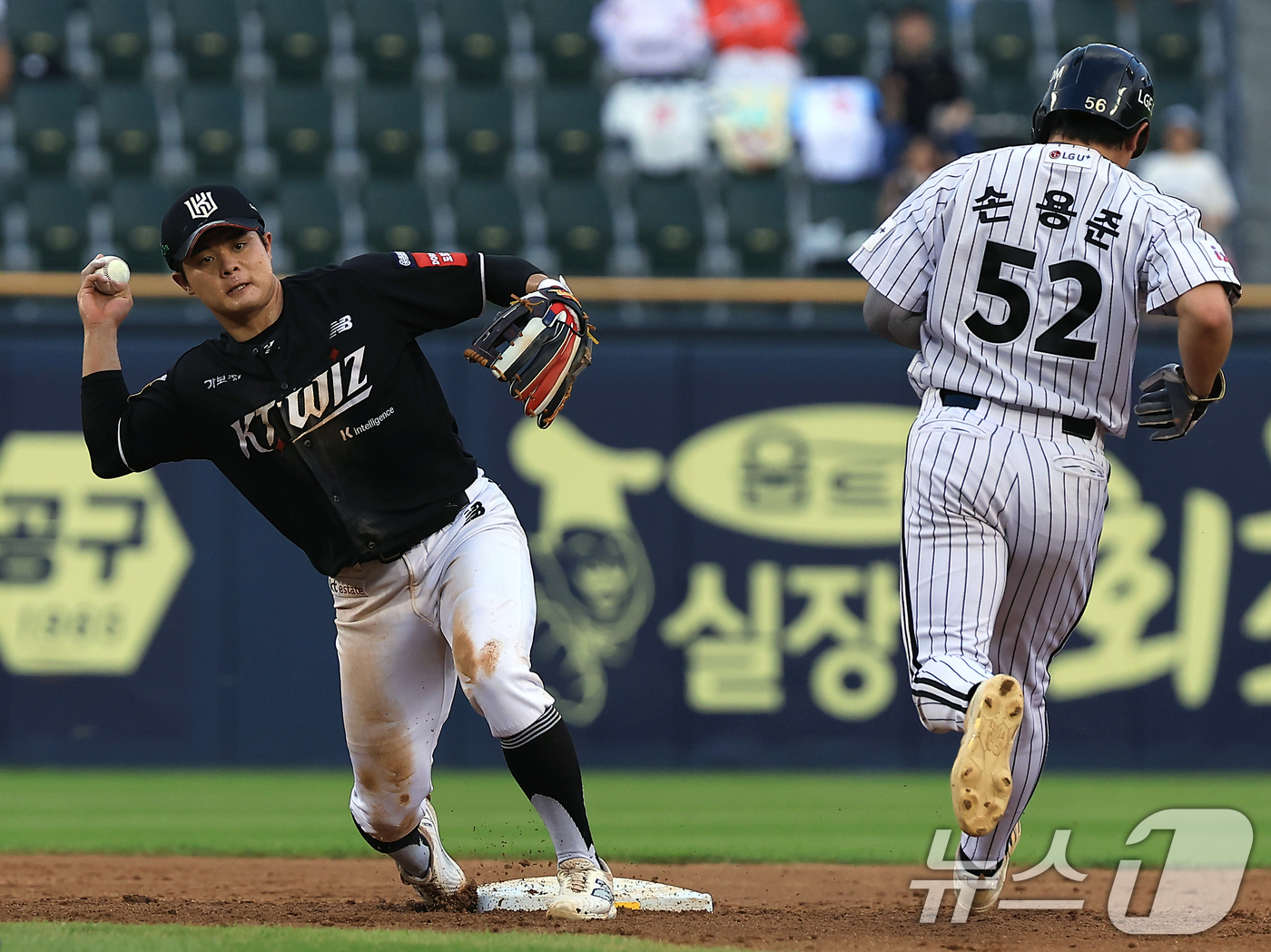 (서울=뉴스1) 박정호 기자 = 29일 오후 서울 송파구 잠실야구장에서 열린 프로야구 '2025 신한 SOL뱅크 KBO 리그' KT 위즈와 LG 트윈스의 경기에서 2회말 1사 주자 …