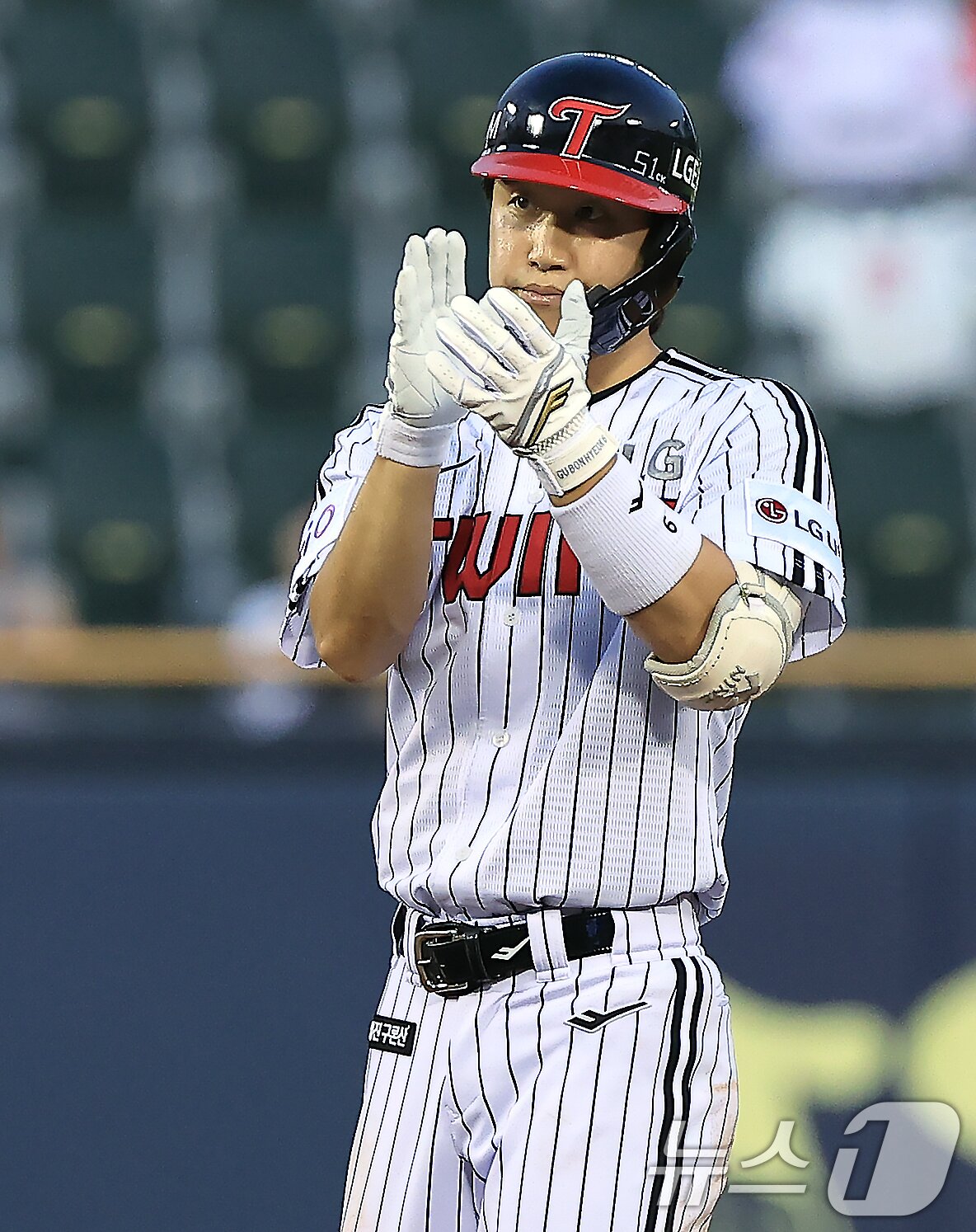 본문 이미지 - 29일 오후 서울 송파구 잠실야구장에서 열린 프로야구 '2025 신한 SOL뱅크 KBO 리그' KT 위즈와 LG 트윈스의 경기에서 3회말 2사 주자 1,2루 상황 LG 구본혁이 2타점 2루타를 날린 뒤 베이스에 안착해 손뼉을 치고 있다. 2025.7.29/뉴스1 ⓒ News1 박정호 기자