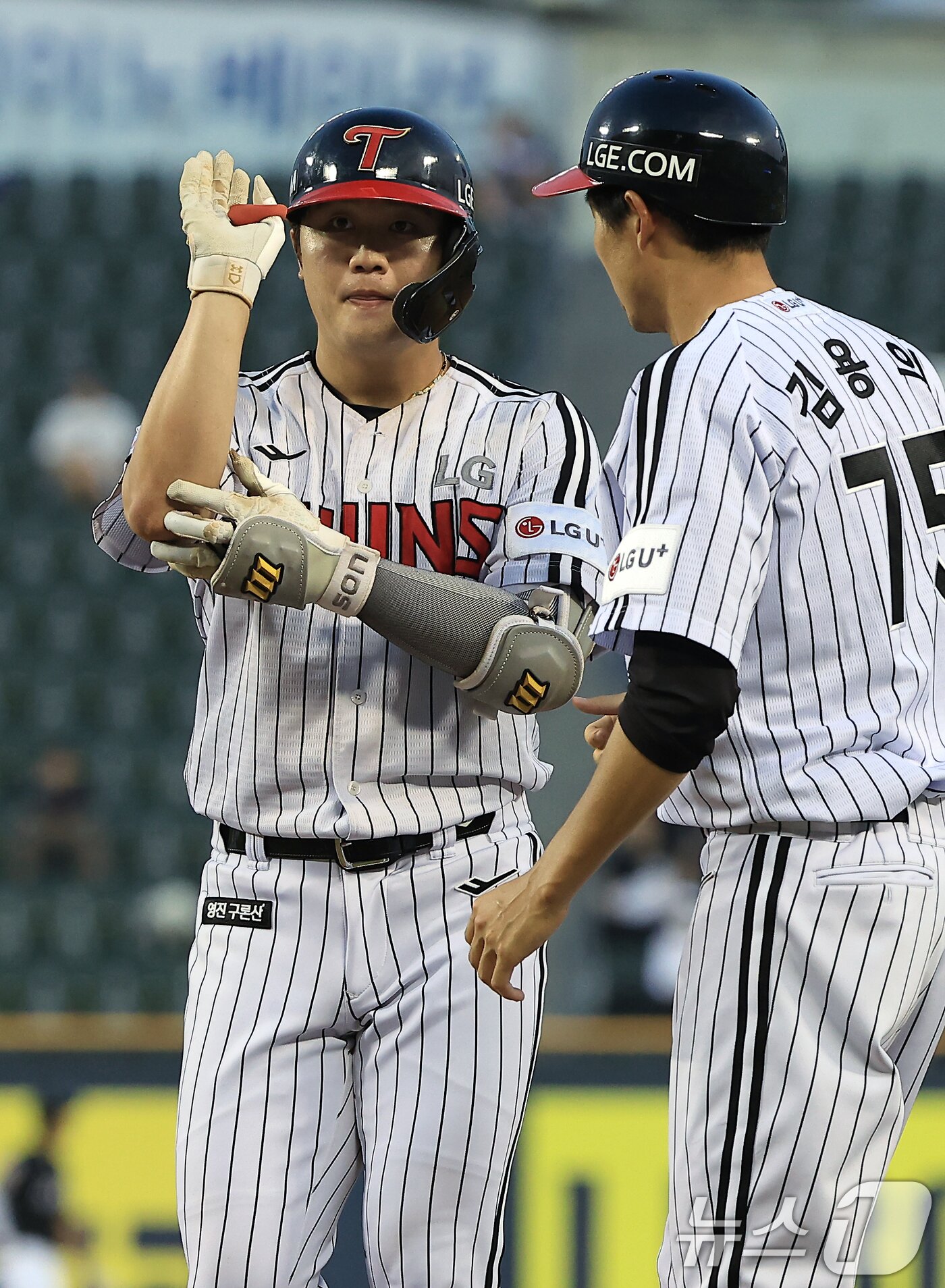 본문 이미지 - LG 트윈스 내야수 손용준&#40;왼쪽&#41;. 2025.7.29/뉴스1 ⓒ News1 박정호 기자