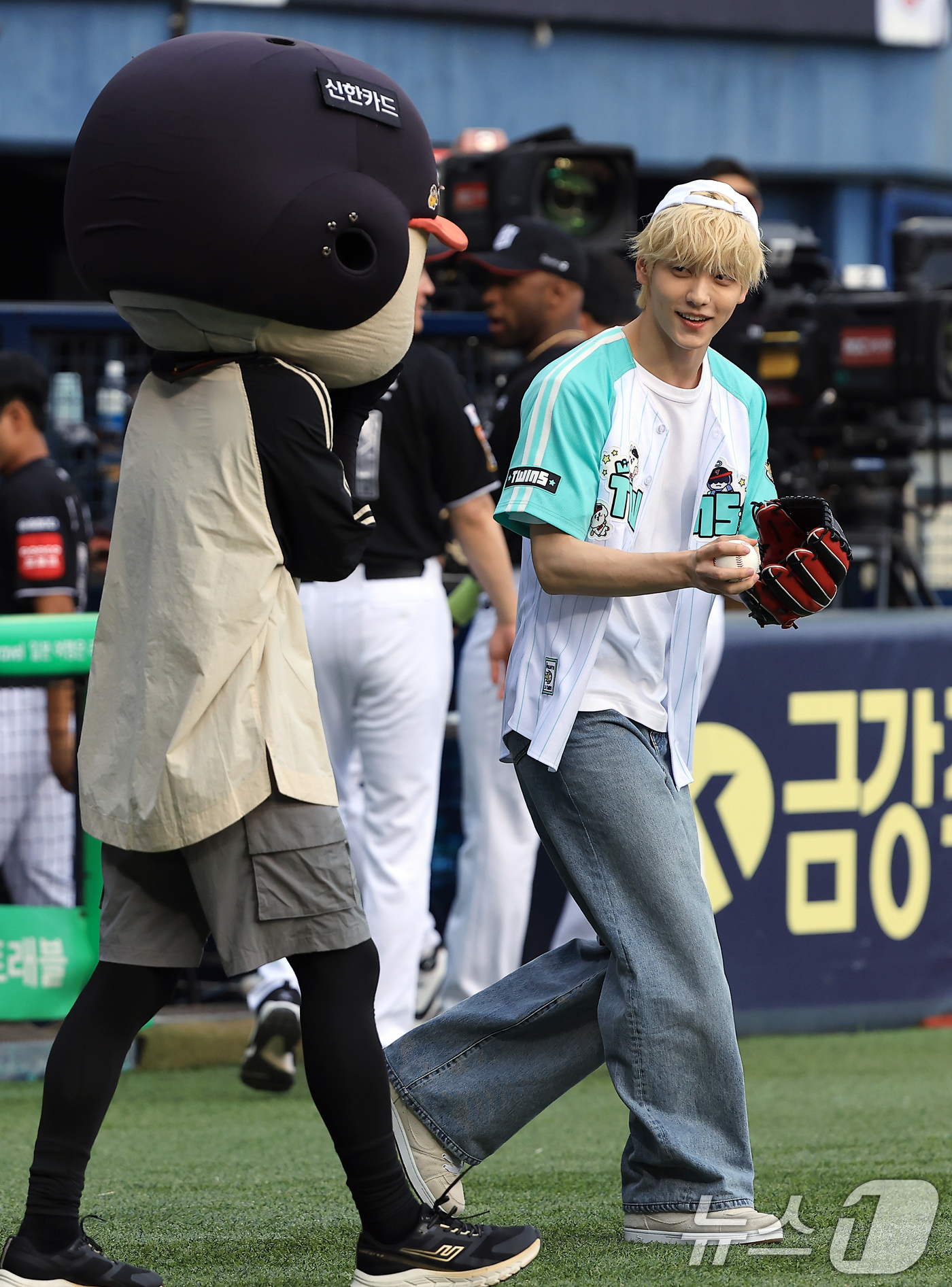 (서울=뉴스1) 박정호 기자 = 투모로우바이투게더 수빈이 29일 오후 서울 송파구 잠실야구장에서 열린 프로야구 '2025 신한 SOL뱅크 KBO 리그' KT 위즈와 LG 트윈스의 …