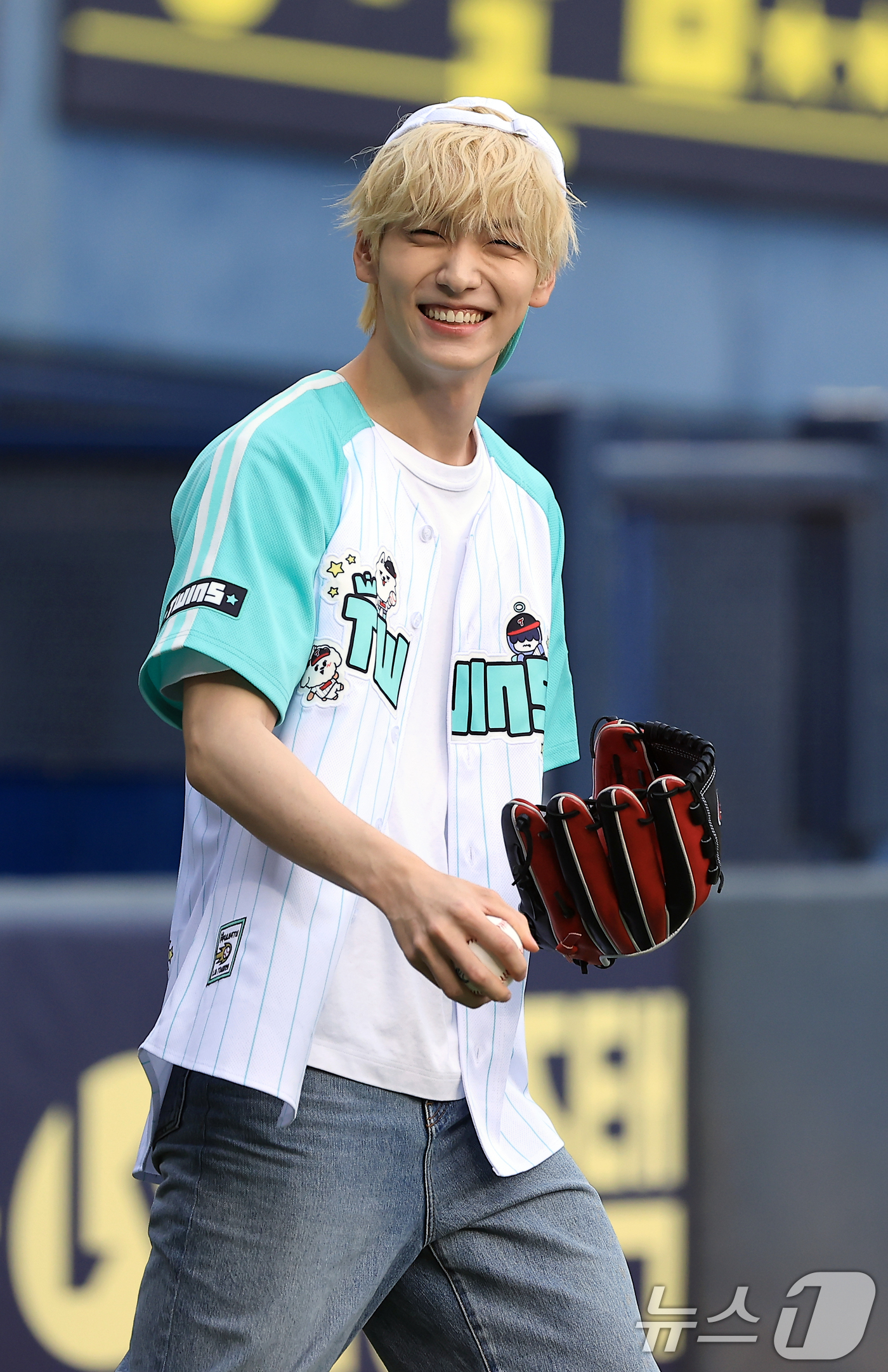 (서울=뉴스1) 박정호 기자 = 투모로우바이투게더 수빈이 29일 오후 서울 송파구 잠실야구장에서 열린 프로야구 '2025 신한 SOL뱅크 KBO 리그' KT 위즈와 LG 트윈스의 …