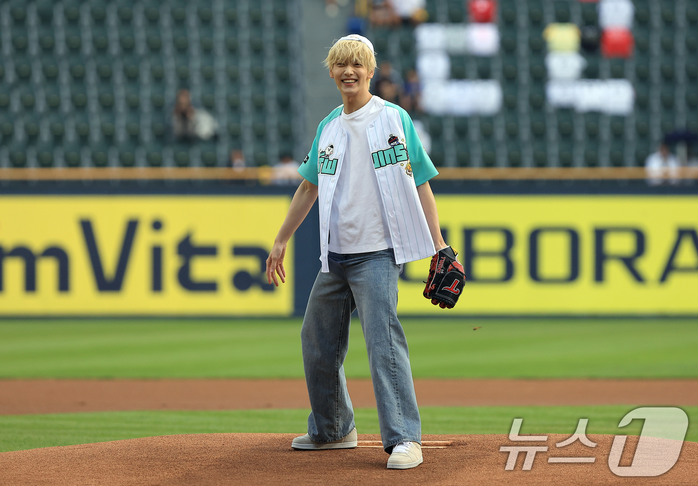 (서울=뉴스1) 박정호 기자 = 투모로우바이투게더 수빈이 29일 오후 서울 송파구 잠실야구장에서 열린 프로야구 '2025 신한 SOL뱅크 KBO 리그' KT 위즈와 LG 트윈스의 …