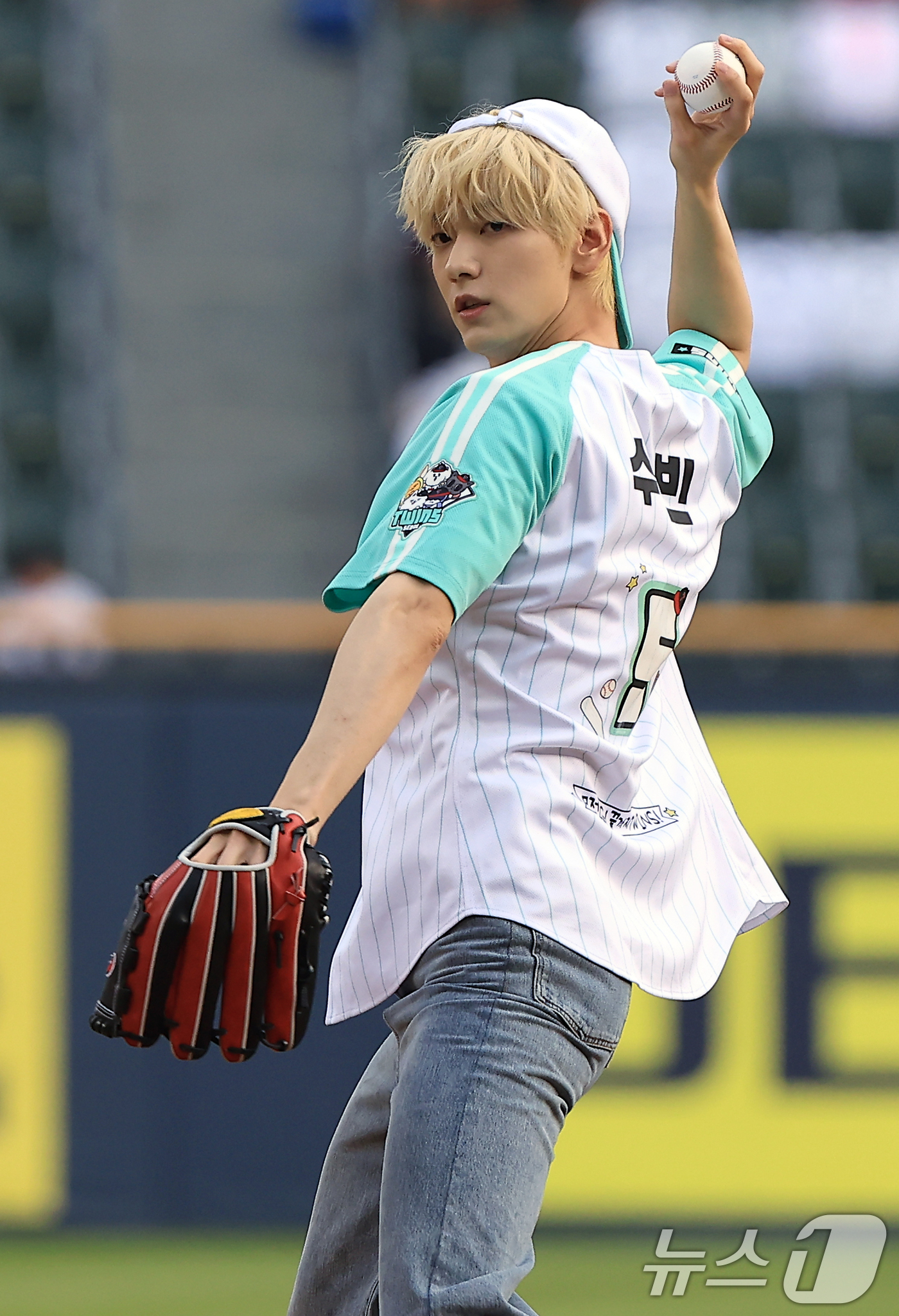 (서울=뉴스1) 박정호 기자 = 투모로우바이투게더 수빈이 29일 오후 서울 송파구 잠실야구장에서 열린 프로야구 '2025 신한 SOL뱅크 KBO 리그' KT 위즈와 LG 트윈스의 …