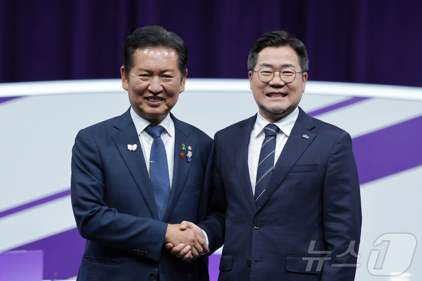 (서울=뉴스1) 신웅수 기자 = 정청래(왼쪽), 박찬대 더불어민주당 당대표 후보들이 29일 오후 서울 마포구 MBC에서 열린 TV토론회에 참석해 기념 촬영하고 있다. 2025.7. …