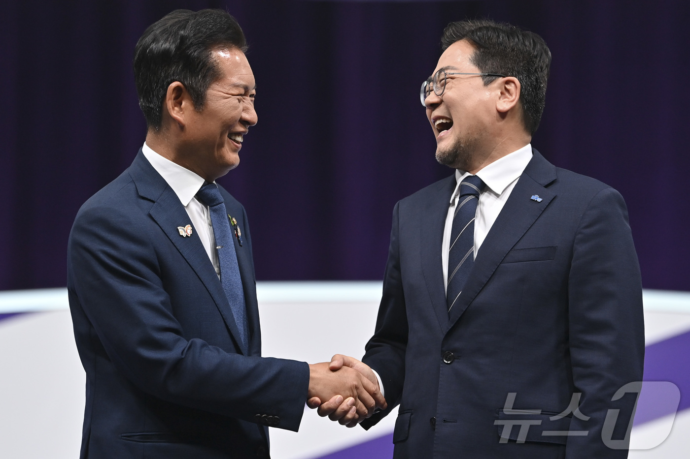 (서울=뉴스1) 신웅수 기자 = 정청래(왼쪽), 박찬대 더불어민주당 당대표 후보들이 29일 오후 서울 마포구 MBC에서 열린 TV토론회에 참석해 기념 촬영하고 있다. (공동취재) …