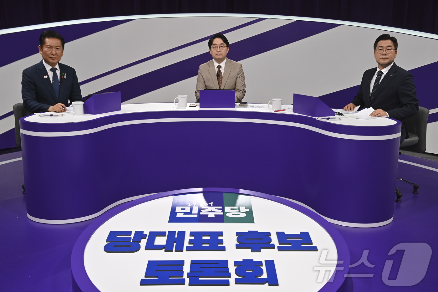 (서울=뉴스1) 신웅수 기자 = 정청래, 박찬대 더불어민주당 당대표 후보들이 29일 오후 서울 마포구 MBC에서 열린 TV토론회에 참석해 기념 촬영하고 있다. (공동취재) 2025 …