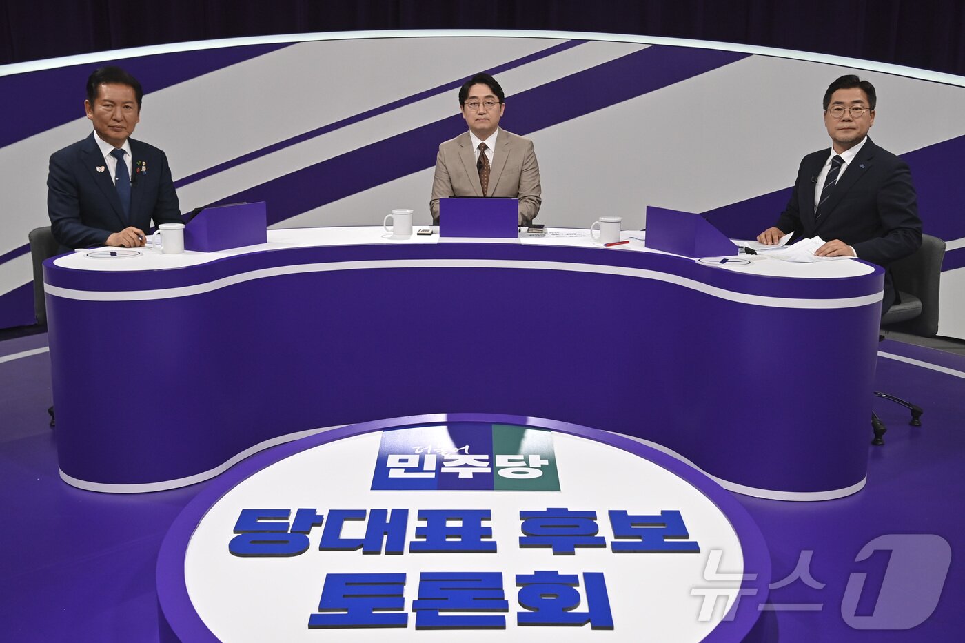Jeong Cheong Rae and Park Chan Dae, candidates for the South Korean Democratic Party leadership, pose for a commemorative photo during an MBC TV debate held in Mapo-gu, Seoul, on Tuesday afternoon. 2025.7.29/News1 © News1 Shin Woong Soo reporter