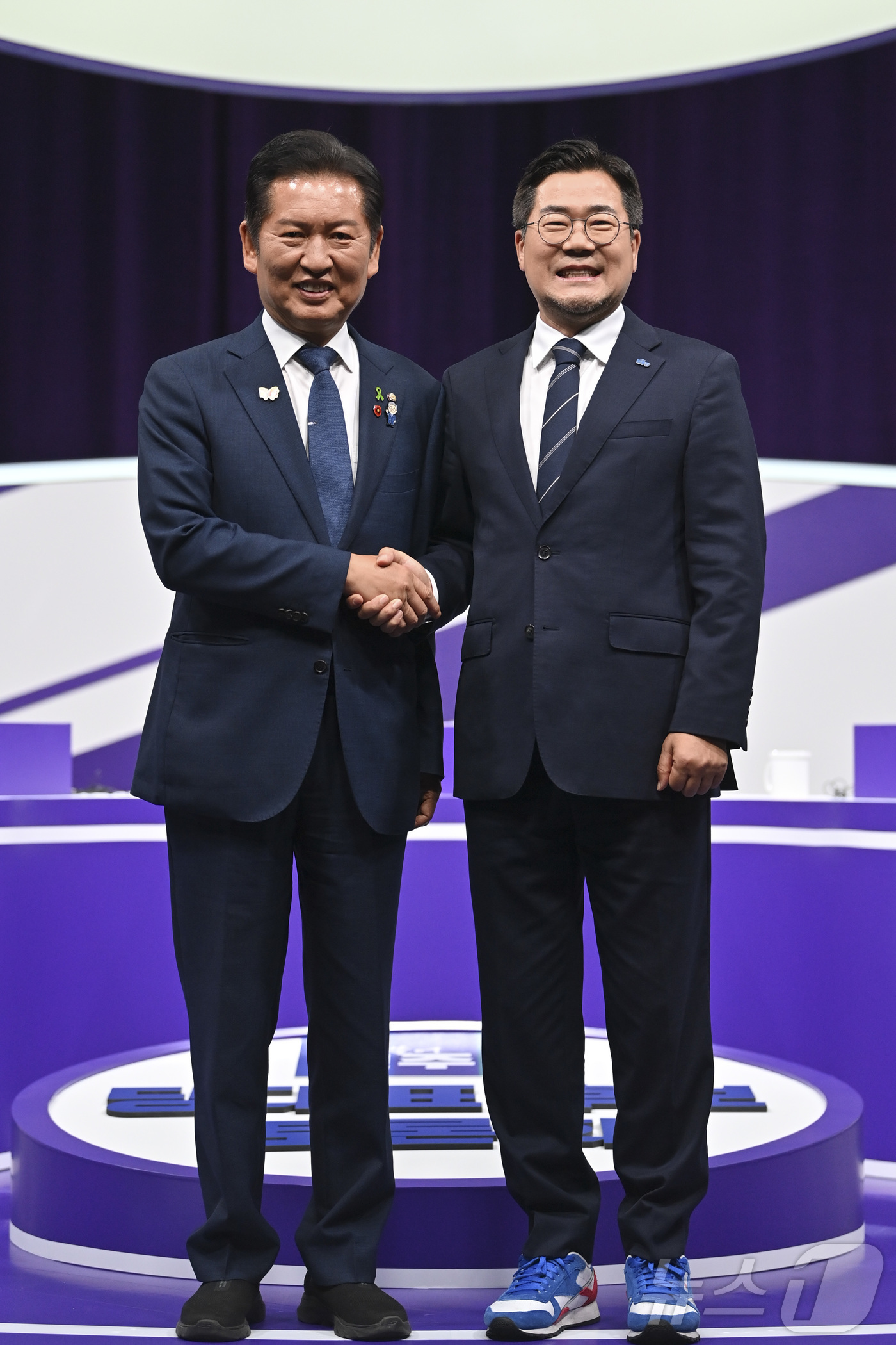 (서울=뉴스1) 신웅수 기자 = 정청래(왼쪽), 박찬대 더불어민주당 당대표 후보들이 29일 오후 서울 마포구 MBC에서 열린 TV토론회에 참석해 기념 촬영하고 있다. (공동취재) …