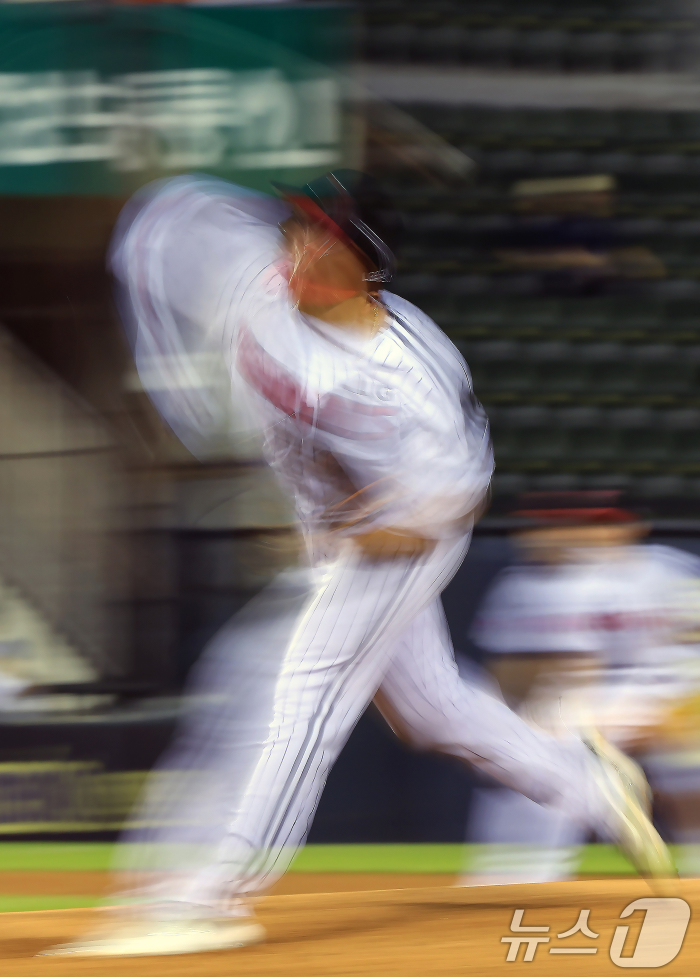 (서울=뉴스1) 박정호 기자 = LG 선발 치리노스가 29일 오후 서울 송파구 잠실야구장에서 열린 프로야구 '2025 신한 SOL뱅크 KBO 리그' KT 위즈와 LG 트윈스의 경기 …