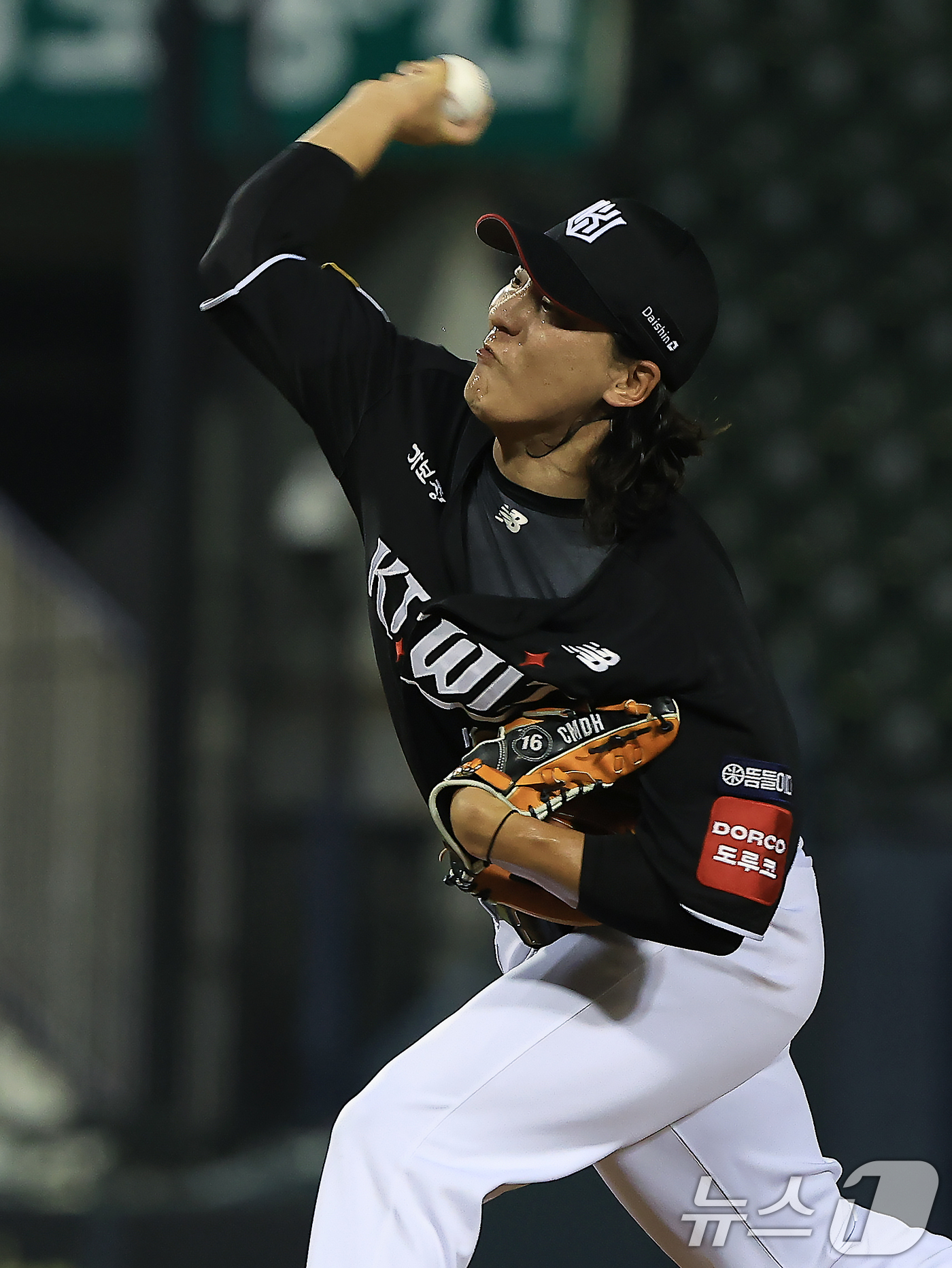 (서울=뉴스1) 박정호 기자 = KT 최동환이 29일 오후 서울 송파구 잠실야구장에서 열린 프로야구 '2025 신한 SOL뱅크 KBO 리그' KT 위즈와 LG 트윈스의 경기에서 6 …