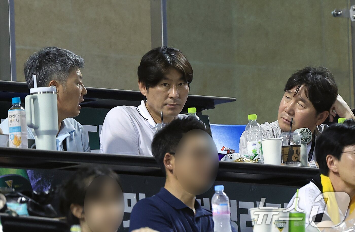 본문 이미지 - 야구대표팀 류지현 감독&#40;오른쪽부터&#41;과 강인권, 김원형 코치가 29일 오후 서울 송파구 잠실야구장에서 열린 프로야구 &#39;2025 신한 SOL뱅크 KBO 리그&#39; KT 위즈와 LG 트윈스의 경기장을 찾아 대화를 나누고 있다. 2025.7.29/뉴스1 ⓒ News1 박정호 기자