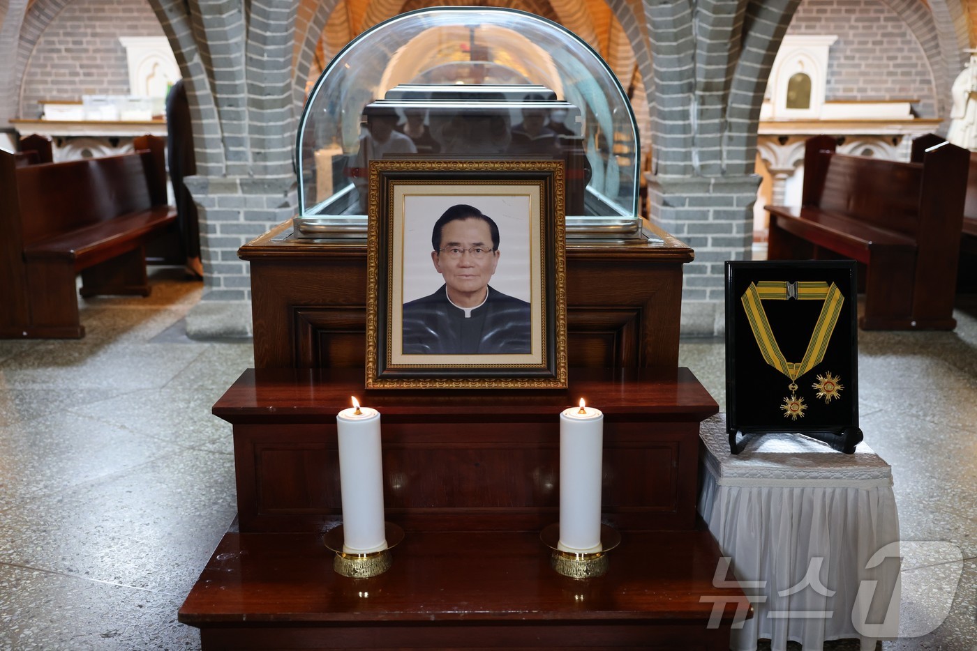 (서울=뉴스1) = 29일 서울 중구 명동대성당 지하성당에 마련된 고 안충석 신부의 빈소에 국민훈장 모란장이 놓여져 있다.(천주교서울대교구 제공. 재판매 및 DB 금지) 2025. …