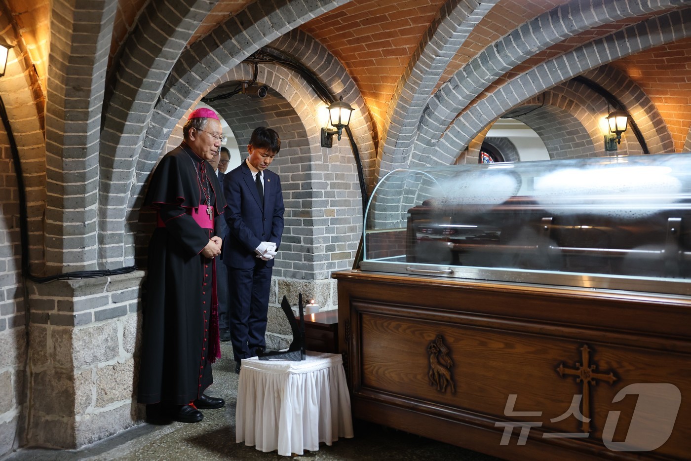 (서울=뉴스1) = 용호성 문화체육관광부 제1차관이 29일 서울 중구 명동대성당 지하성당에 마련된 고 안충석 신부의 빈소를 찾아 국민훈장 모란장을 추서 후 조문하고 있다.(천주교서 …