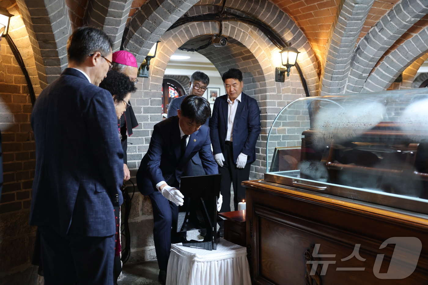 (서울=뉴스1) = 용호성 문화체육관광부 제1차관이 29일 서울 중구 명동대성당 지하성당에 마련된 고 안충석 신부의 빈소를 찾아 국민훈장 모란장을 추서하고 있다.(천주교서울대교구 …