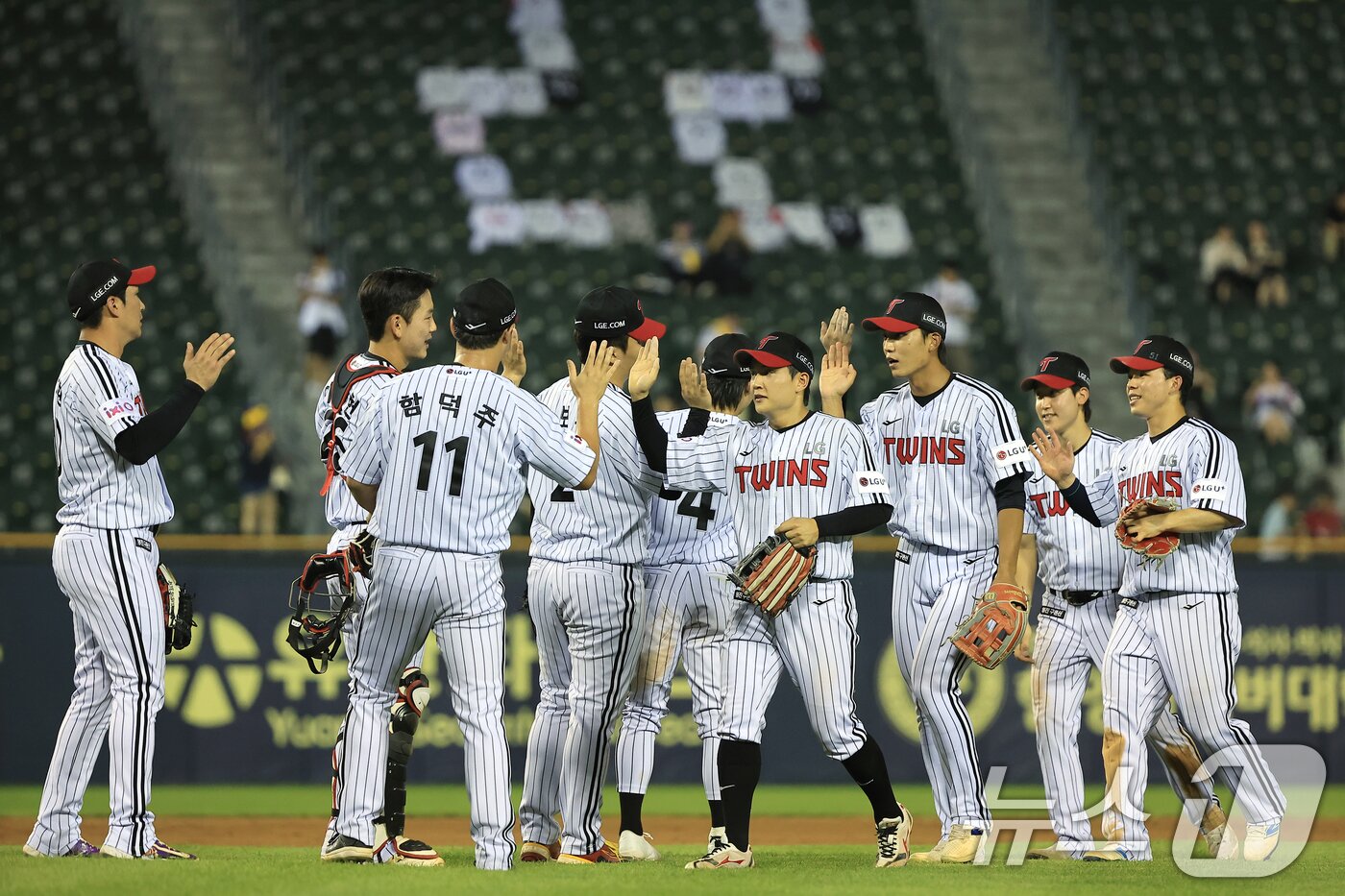 본문 이미지 - 29일 오후 서울 송파구 잠실야구장에서 열린 프로야구 &#39;2025 신한 SOL뱅크 KBO 리그&#39; KT 위즈와 LG 트윈스의 경기에서 승리를 거둔 LG 선수들이 자축하고 있다. 2025.7.29/뉴스1 ⓒ News1 박정호 기자