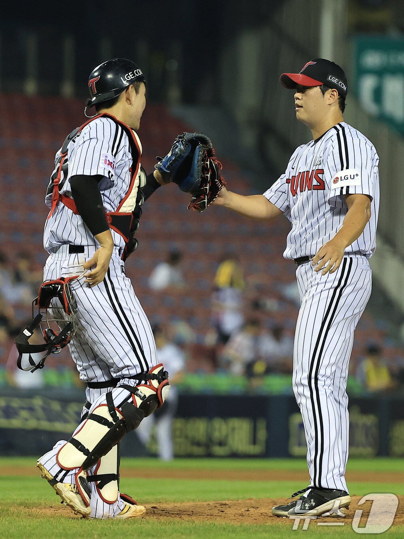 본문 이미지 - LG 트윈스 불펜 왼손 투수 함덕주(오른쪽). 2025.7.29/뉴스1 ⓒ News1 박정호 기자