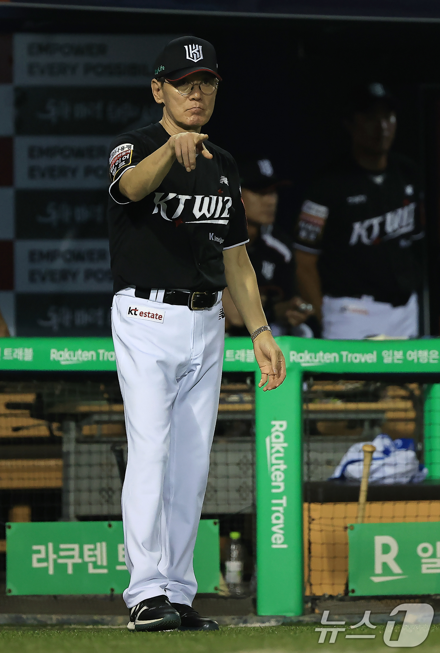 (서울=뉴스1) 박정호 기자 = 이강철 KT 감독이 29일 오후 서울 송파구 잠실야구장에서 열린 프로야구 '2025 신한 SOL뱅크 KBO 리그' KT 위즈와 LG 트윈스의 경기에 …