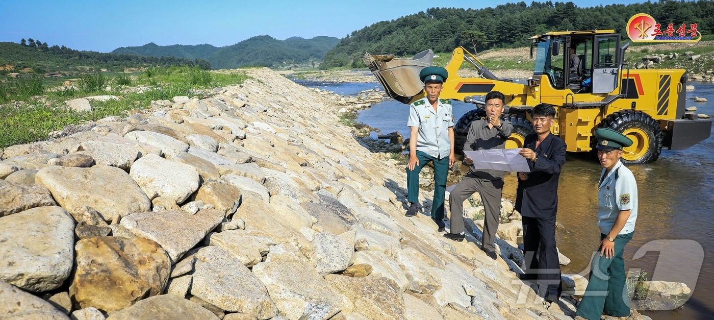 (평양 노동신문=뉴스1) = 북한 노동당 기관지 노동신문이 3일 장마철을 맞아 "재해방지 대책을 계속 강하게 세우자"며 선천군에서 장마 대비에 나선 일꾼(간부)들의 모습을 선전했다 …