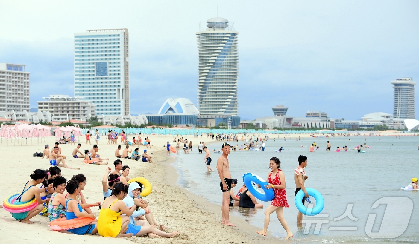 (평양 노동신문=뉴스1) = 북한 노동당 기관지 노동신문은 3일 원산 갈마해안관광지구에 관관봉사가 시작한 이후로 전국 각지에서 끊임없이 찾아오는 근로자들로 끝없이 흥성이고 있다고 …