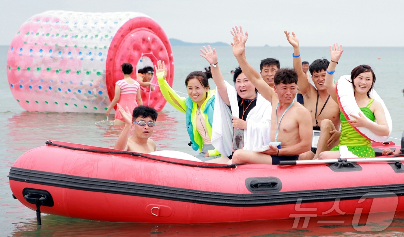 (평양 노동신문=뉴스1) = 북한 노동당 기관지 노동신문은 3일 원산 갈마해안관광지구에 관관봉사가 시작한 이후로 전국 각지에서 끊임없이 찾아오는 근로자들로 끝없이 흥성이고 있다고 …